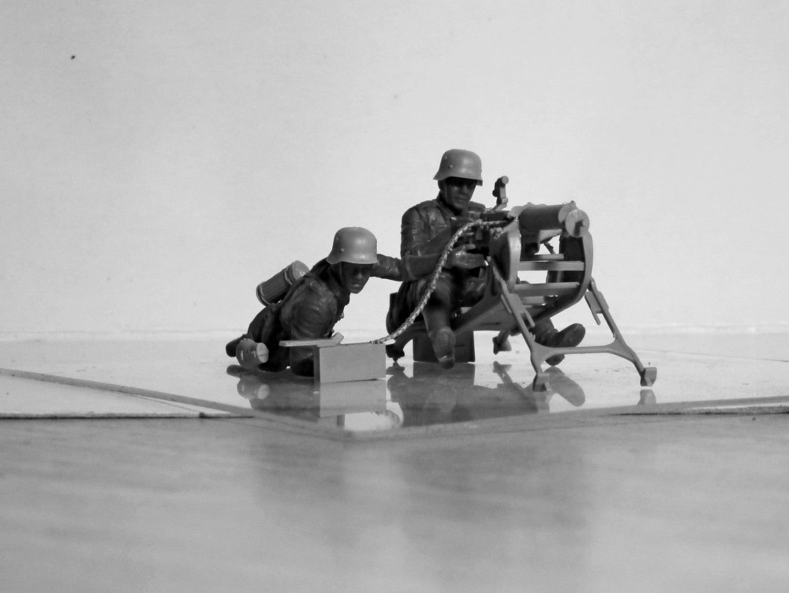 ICM 35645 Plastic model figures kit Scale 1:35 WWII German MG08 MG Team 2figures