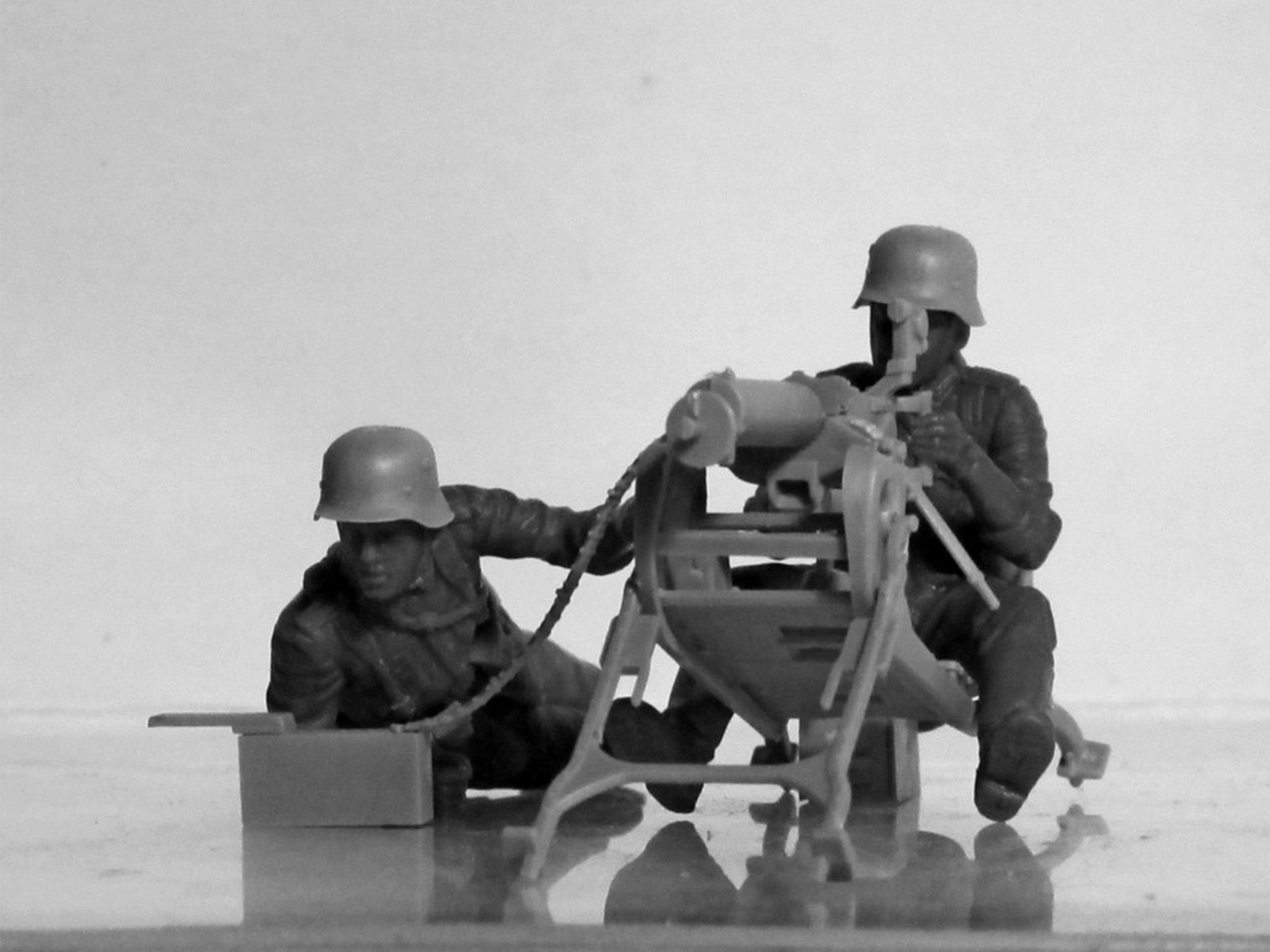 ICM 35645 Plastic model figures kit Scale 1:35 WWII German MG08 MG Team 2figures