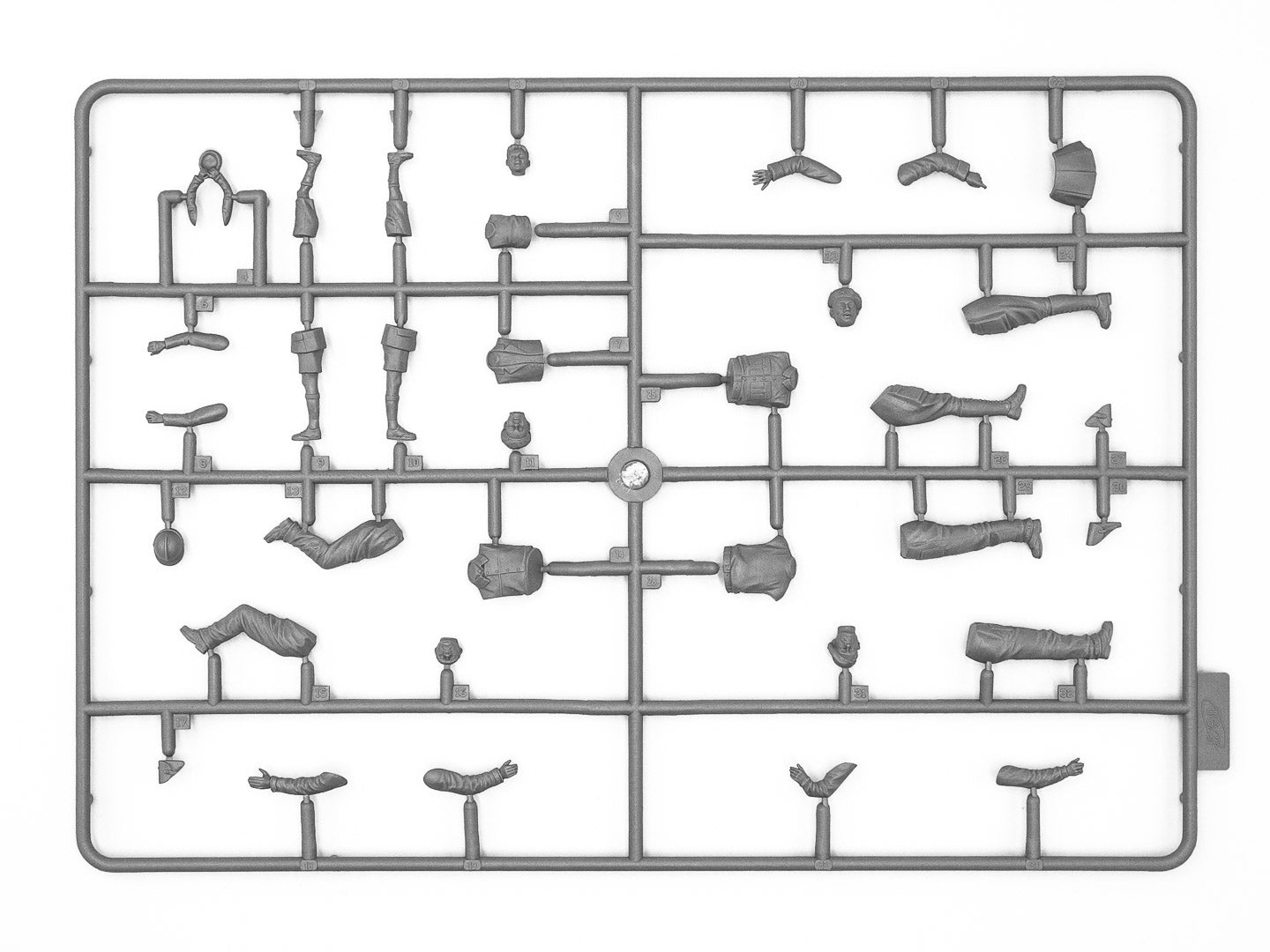 ICM 35647 Plastic model figures kit Scale 1:35 WWII French Tank Crew (5 figures)