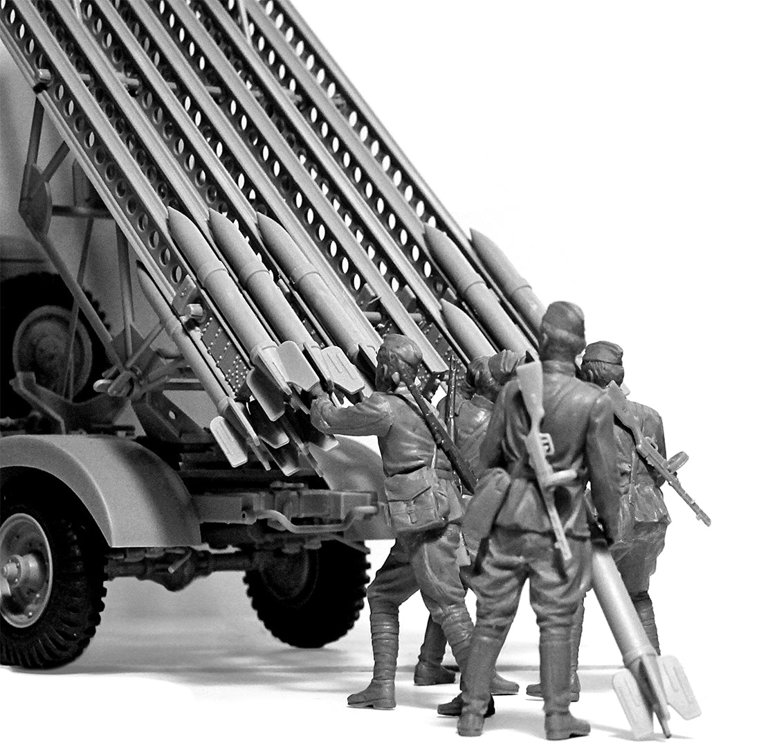 ICM 35648 Scale model kit 1:35 WWII Soviet BM-13-16 MLRS Vehicle Crew 4 figures