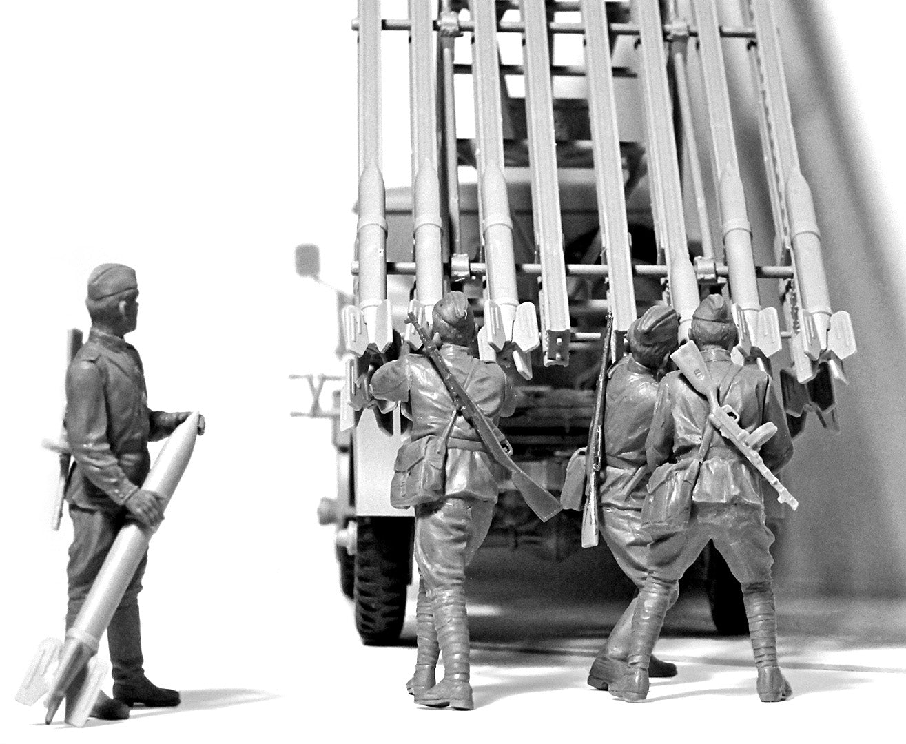 ICM 35648 Scale model kit 1:35 WWII Soviet BM-13-16 MLRS Vehicle Crew 4 figures