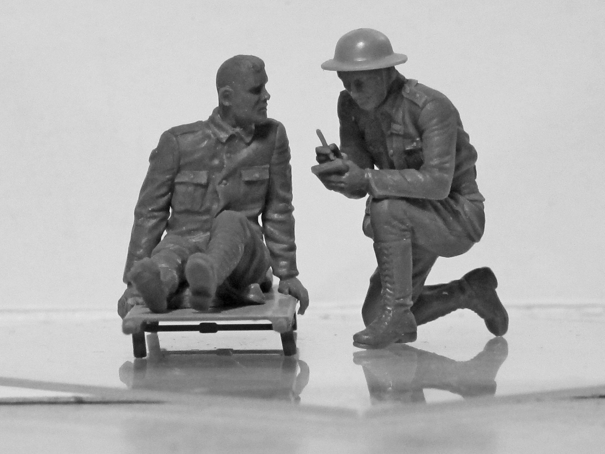 ICM 35662 car kit models 1:35 Model T 1917 Ambulance with US medical personnel