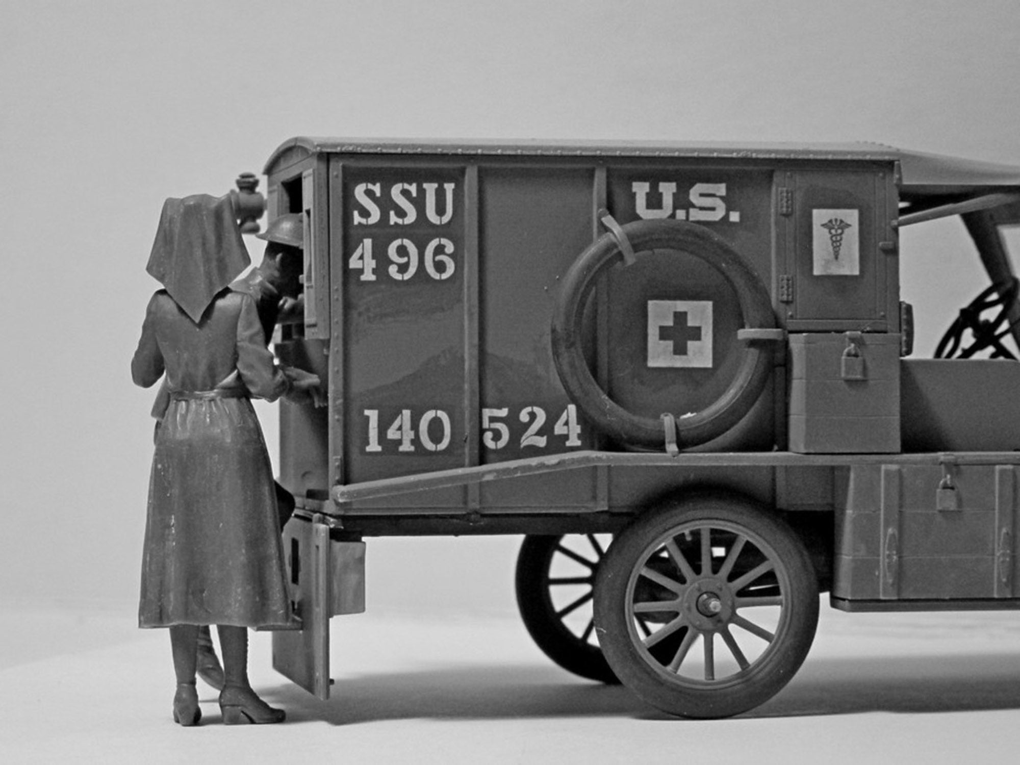 ICM 35662 car kit models 1:35 Model T 1917 Ambulance with US medical personnel
