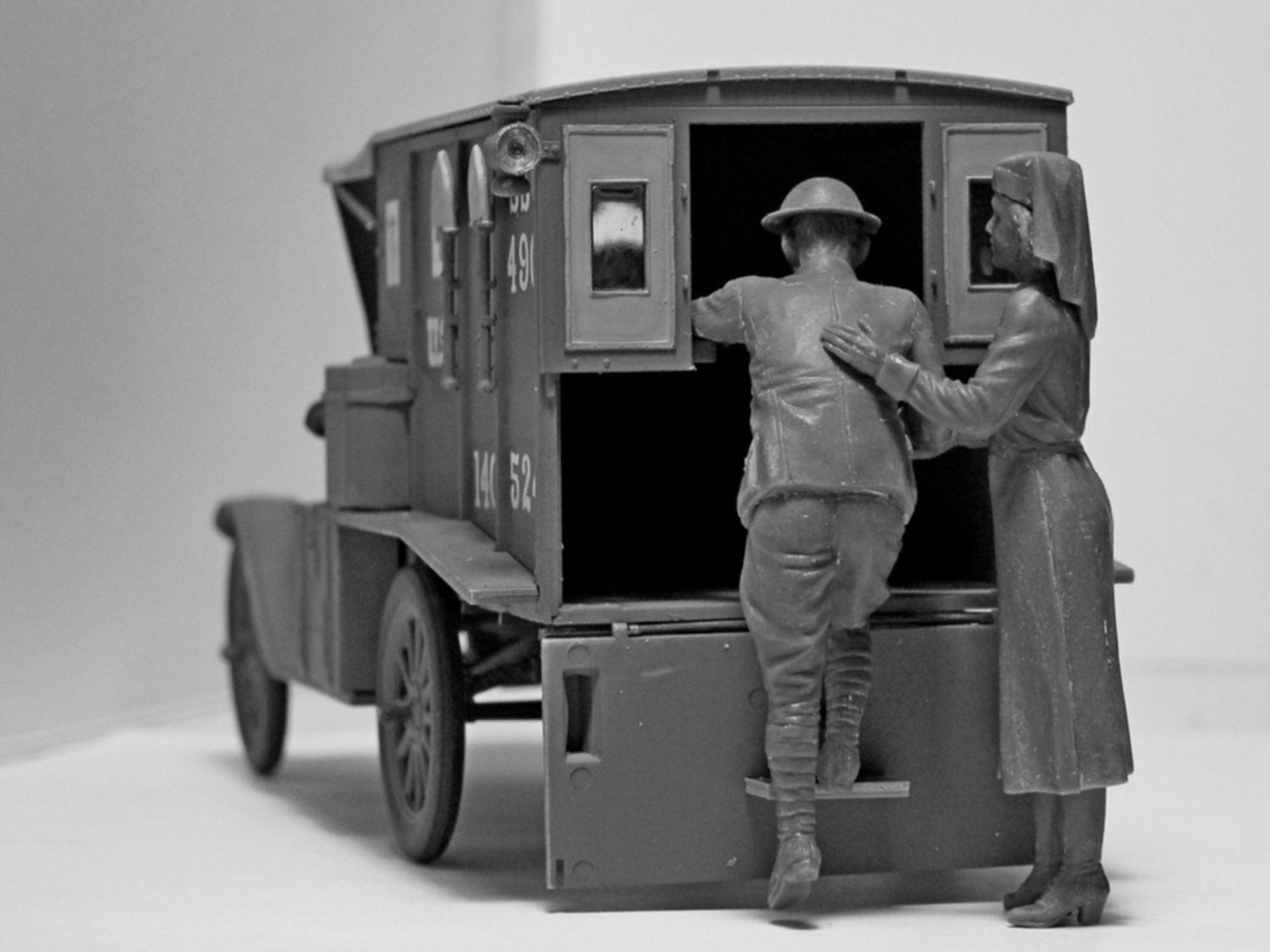 ICM 35662 car kit models 1:35 Model T 1917 Ambulance with US medical personnel