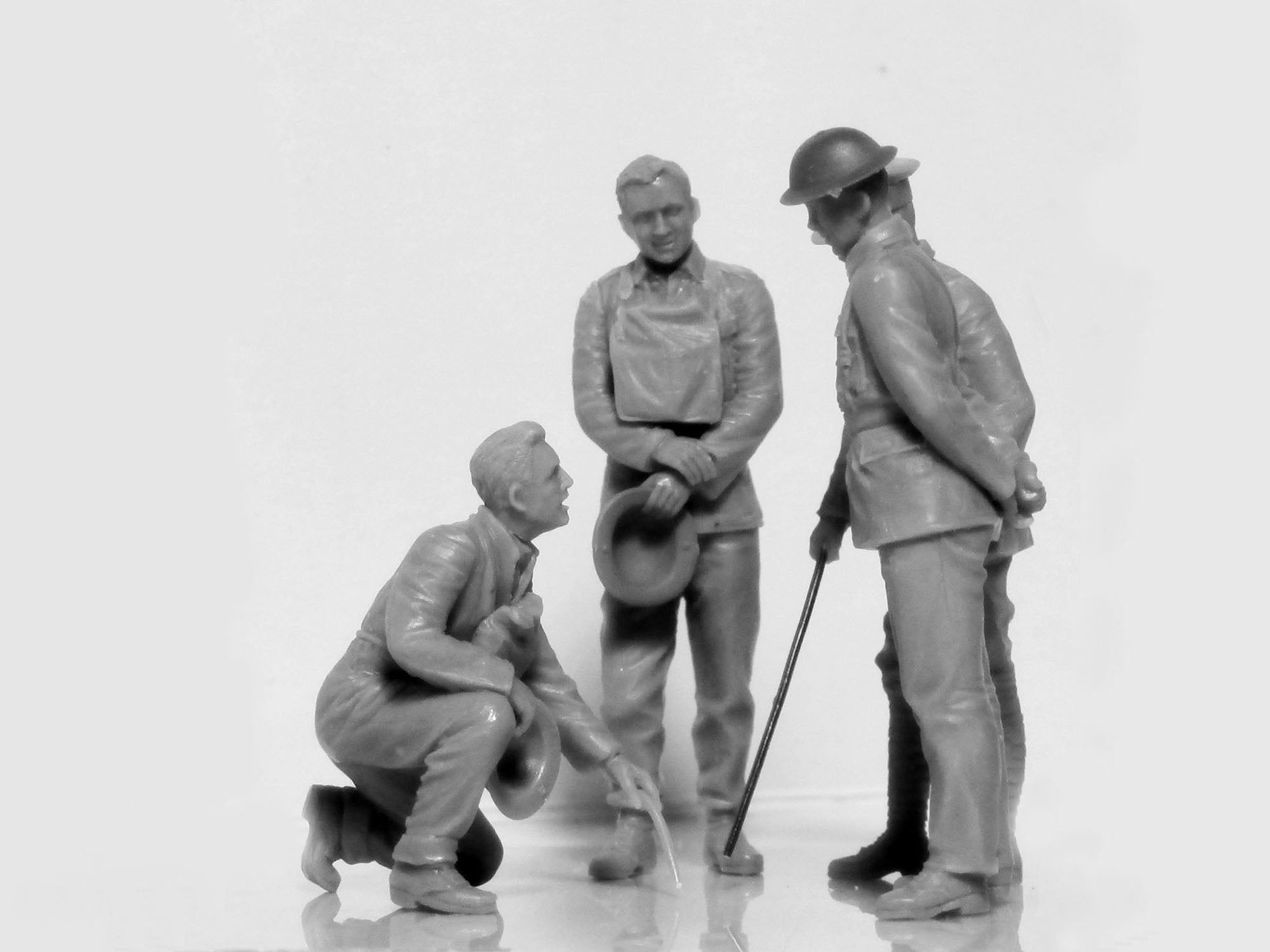 ICM 35670 Scale model kit 1:35 Model T RNAS Armoured Car WWI British Tank Crew