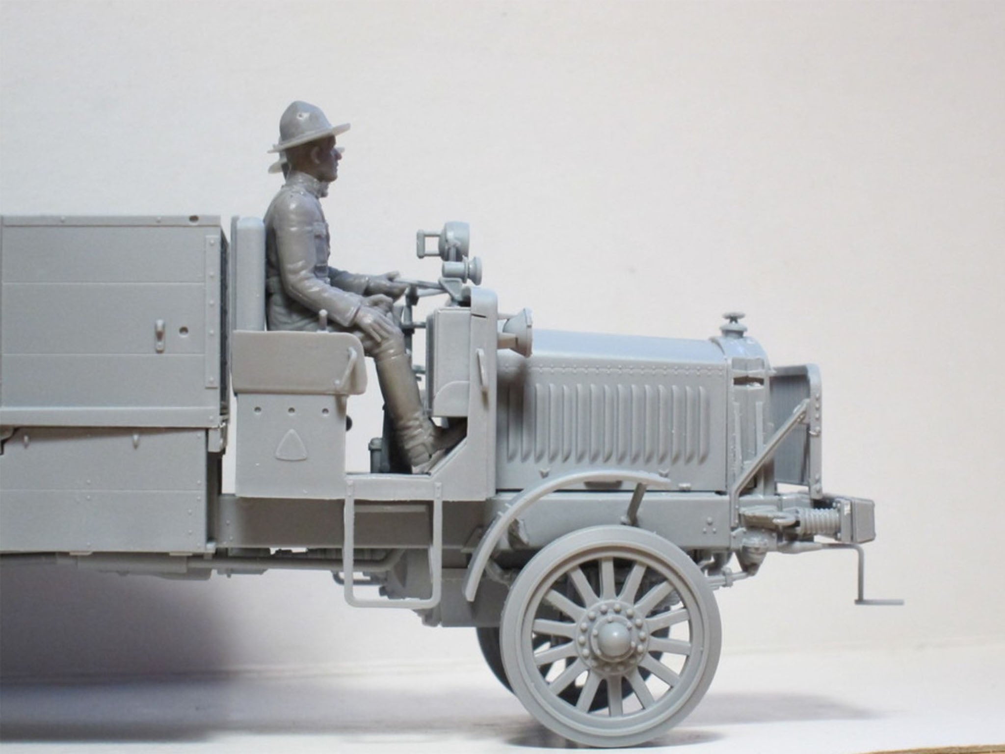 ICM 35706 Plastic model kit 1:35 US Drivers (1917-1918) (2 figures) models kits