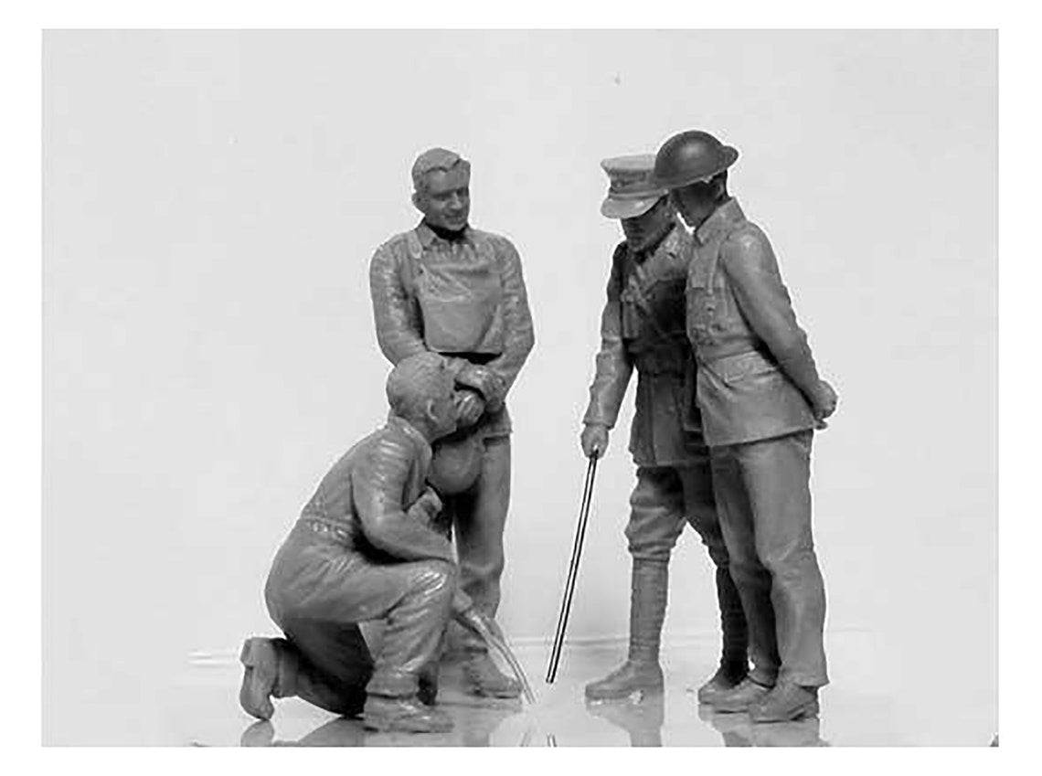 ICM 35708 Plastic model Tank kit Scale 1:35 WWI British Tank Crew (4 figures)