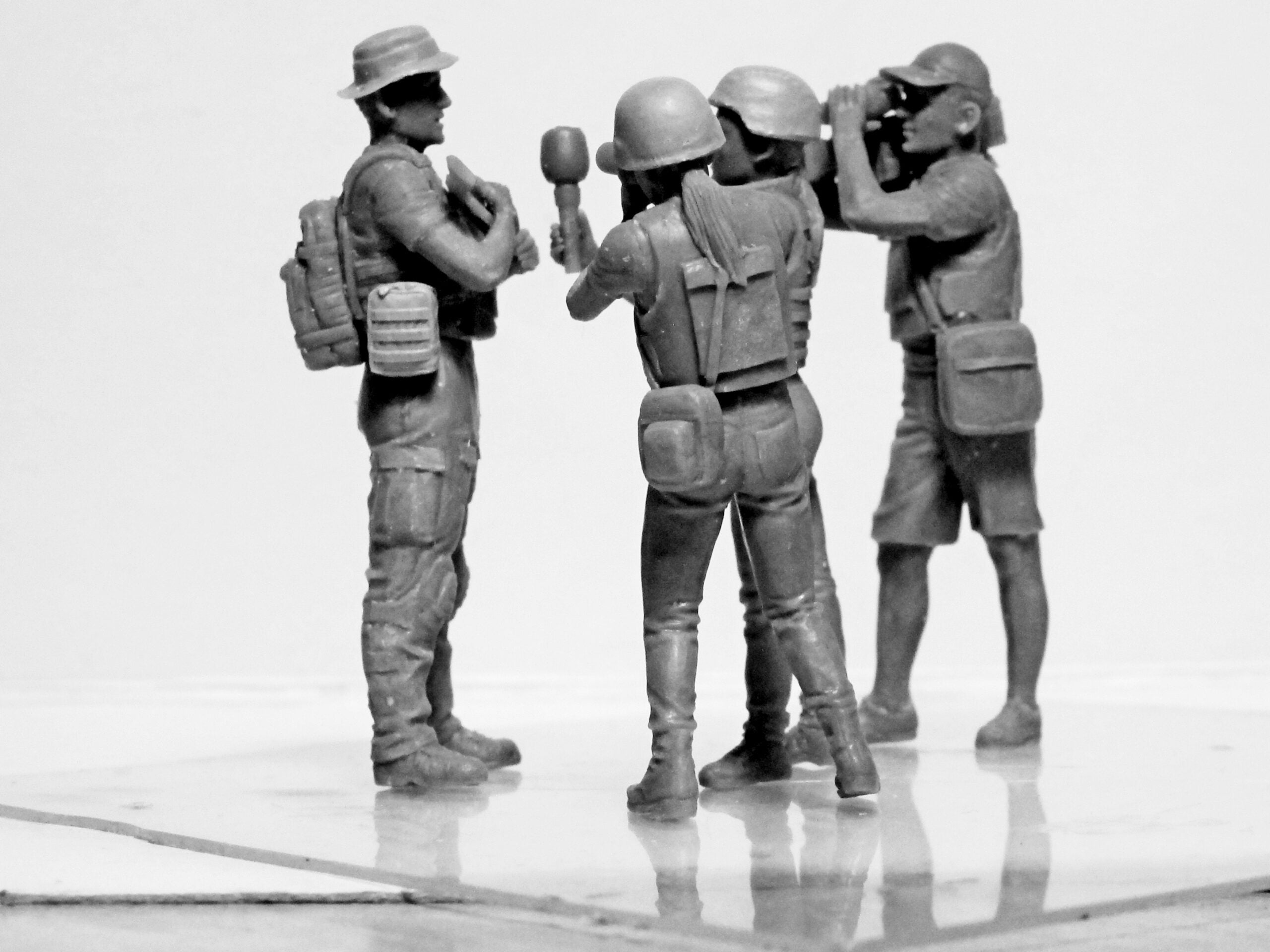 ICM 35751 Plastic models figures Scale 1:35 Journalists in War (4 figures)