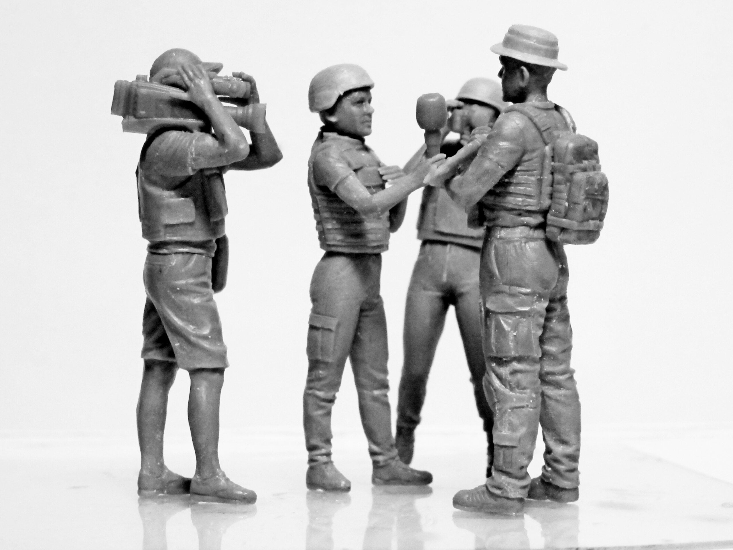 ICM 35751 Plastic models figures Scale 1:35 Journalists in War (4 figures)