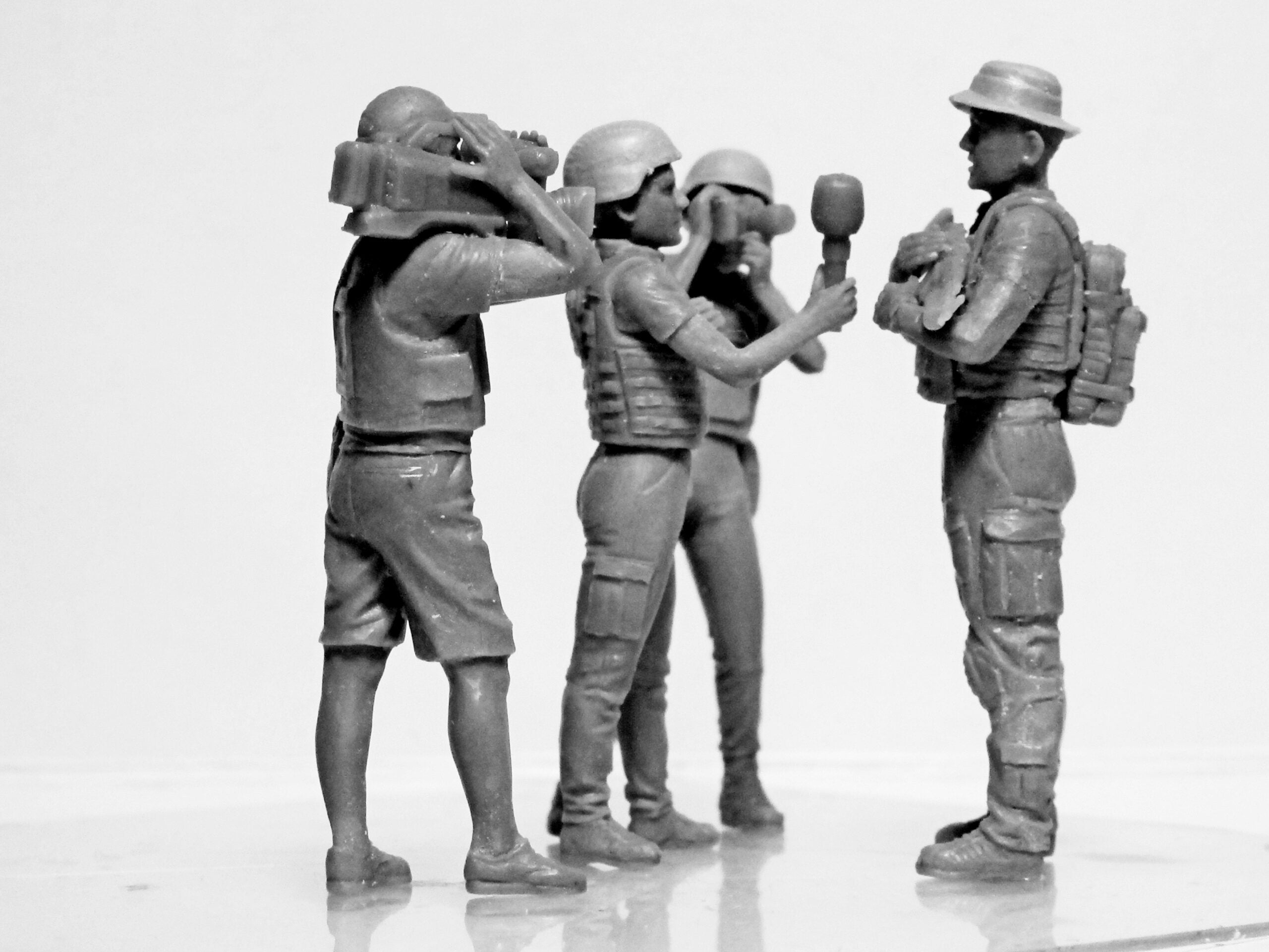 ICM 35751 Plastic models figures Scale 1:35 Journalists in War (4 figures)