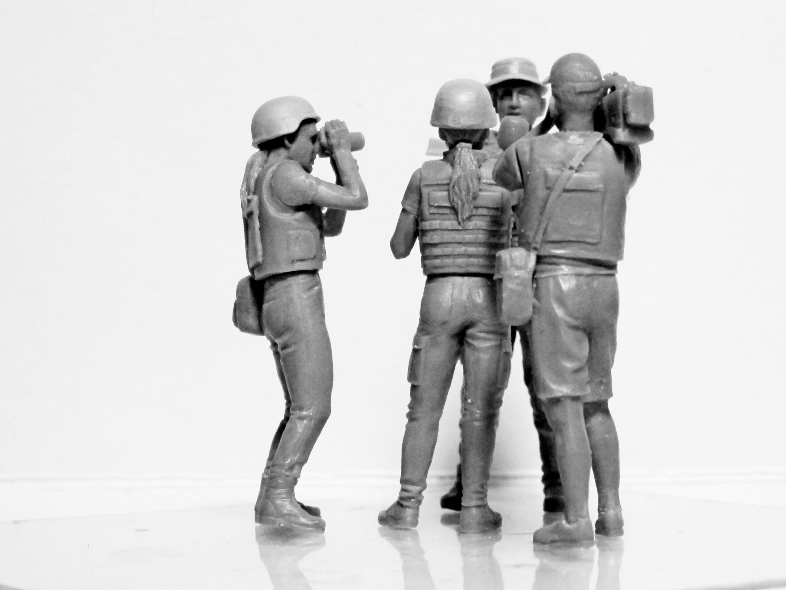 ICM 35751 Plastic models figures Scale 1:35 Journalists in War (4 figures)