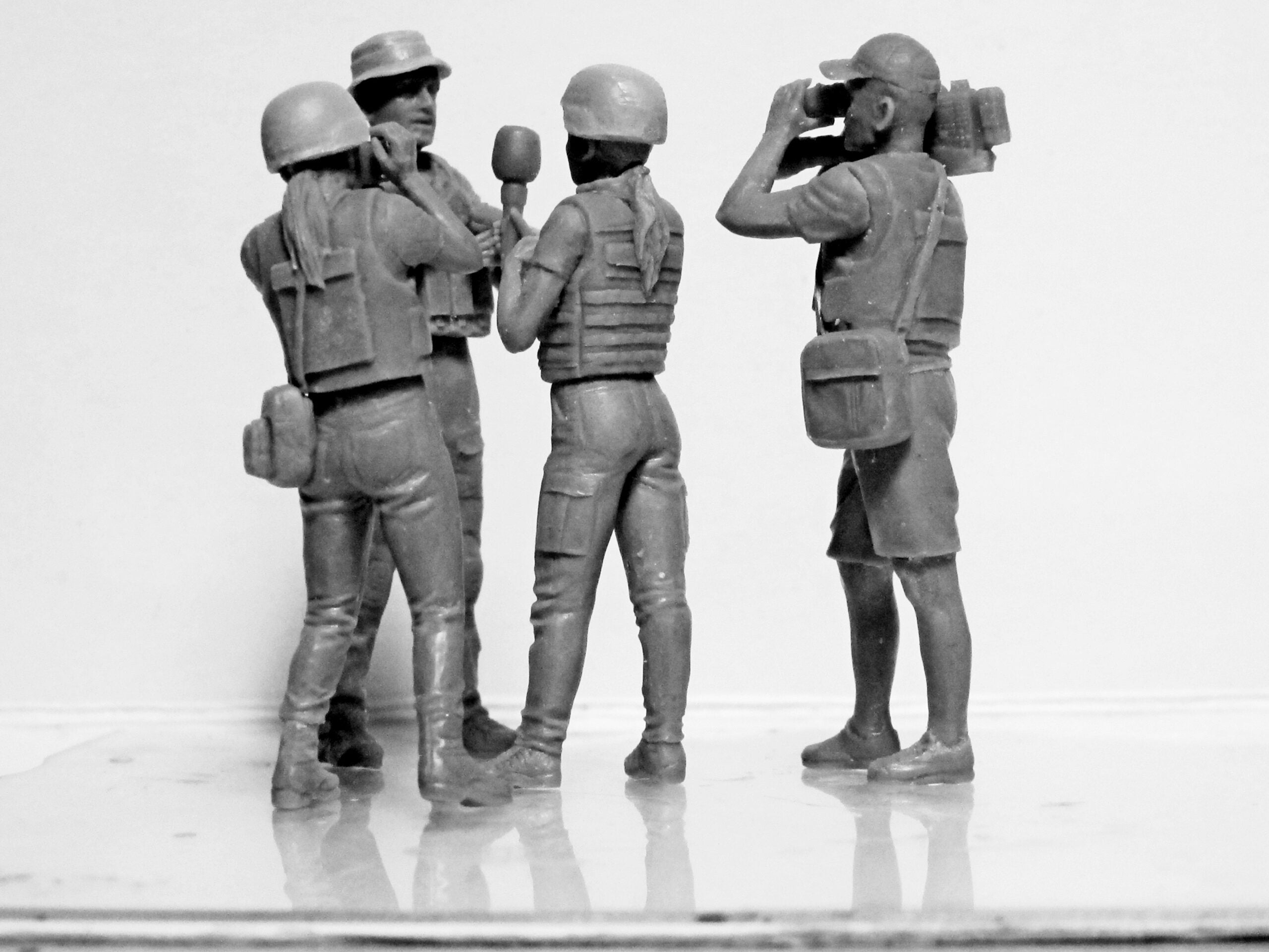 ICM 35751 Plastic models figures Scale 1:35 Journalists in War (4 figures)