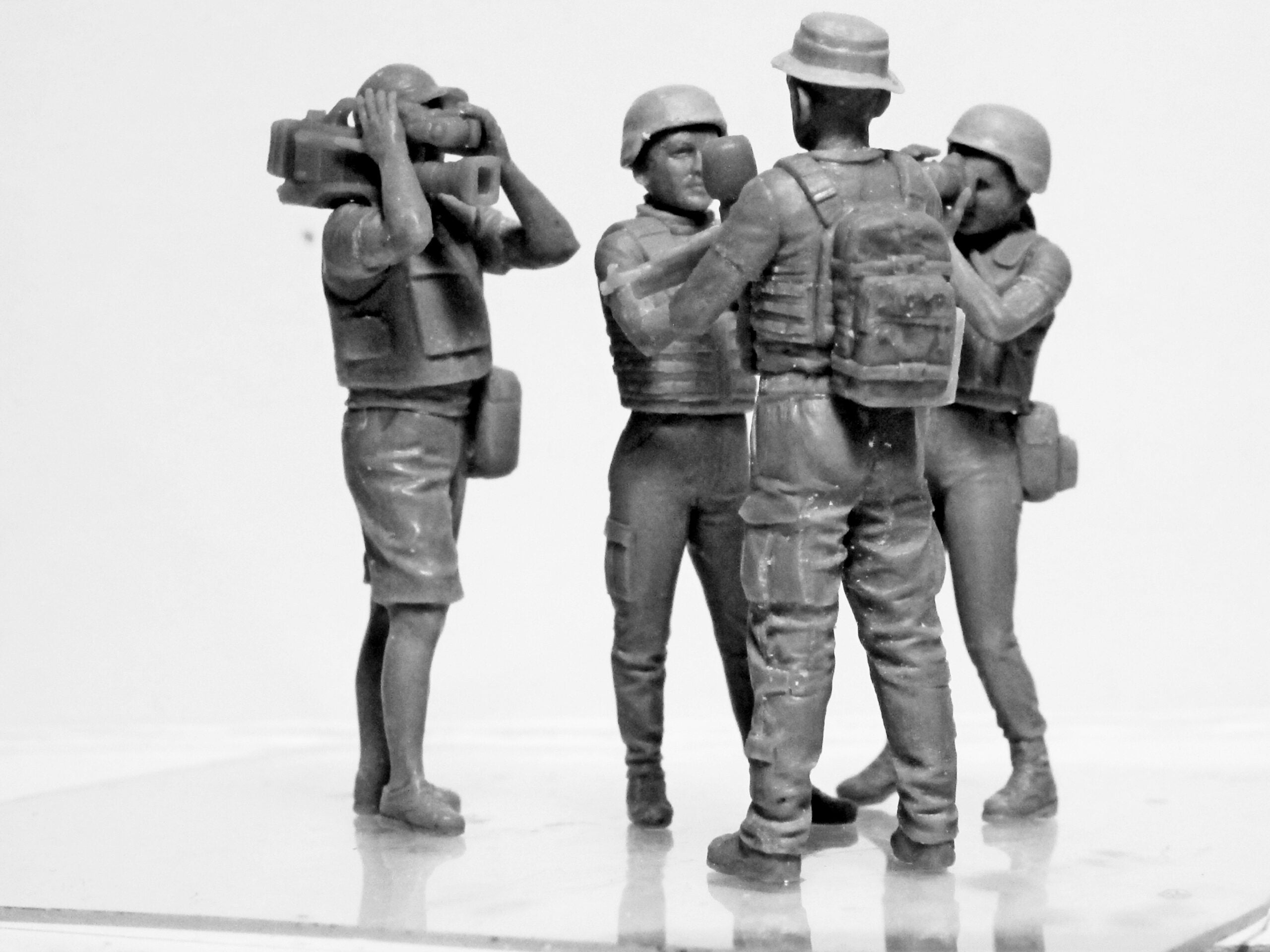 ICM 35751 Plastic models figures Scale 1:35 Journalists in War (4 figures)