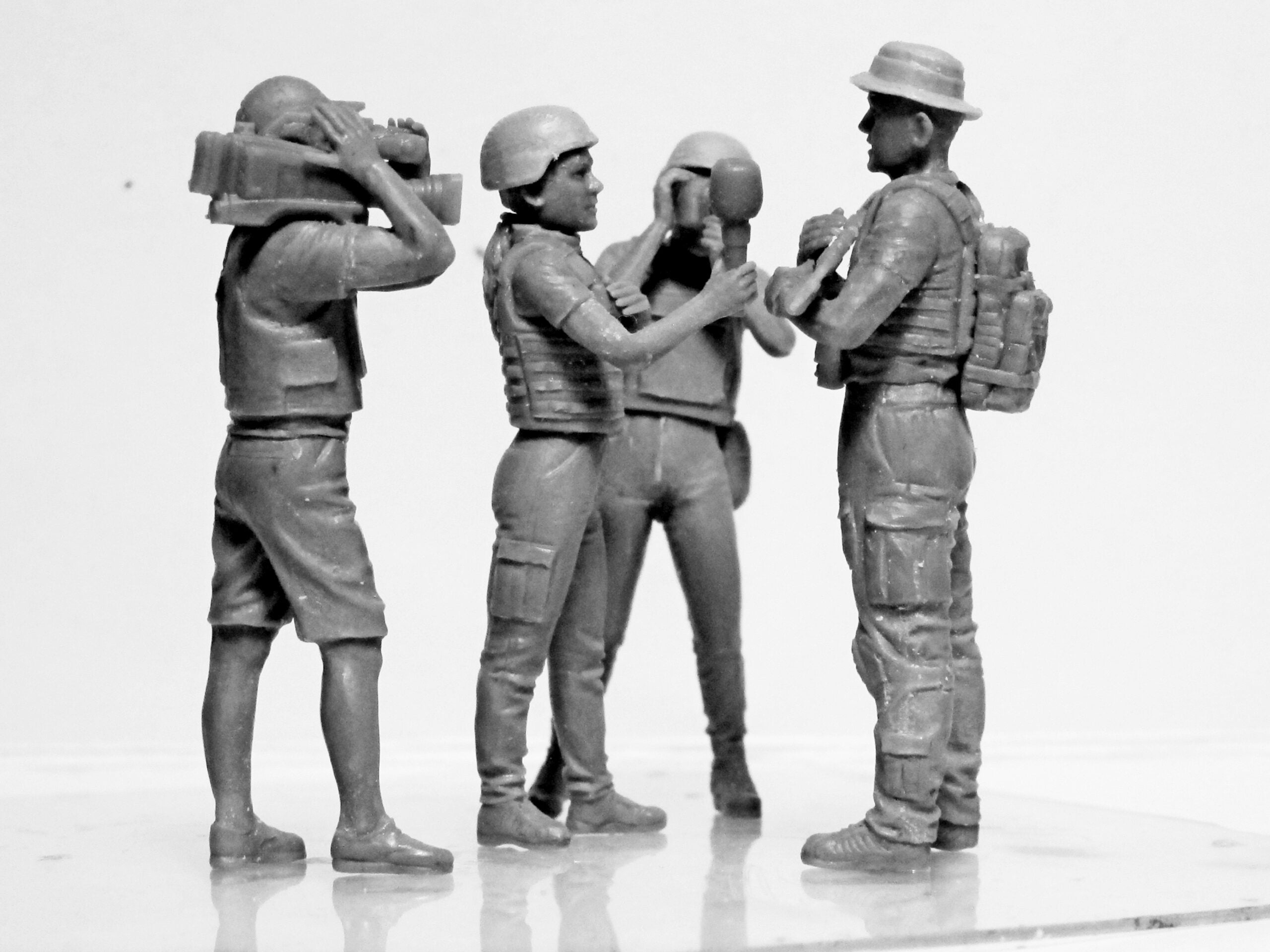 ICM 35751 Plastic models figures Scale 1:35 Journalists in War (4 figures)
