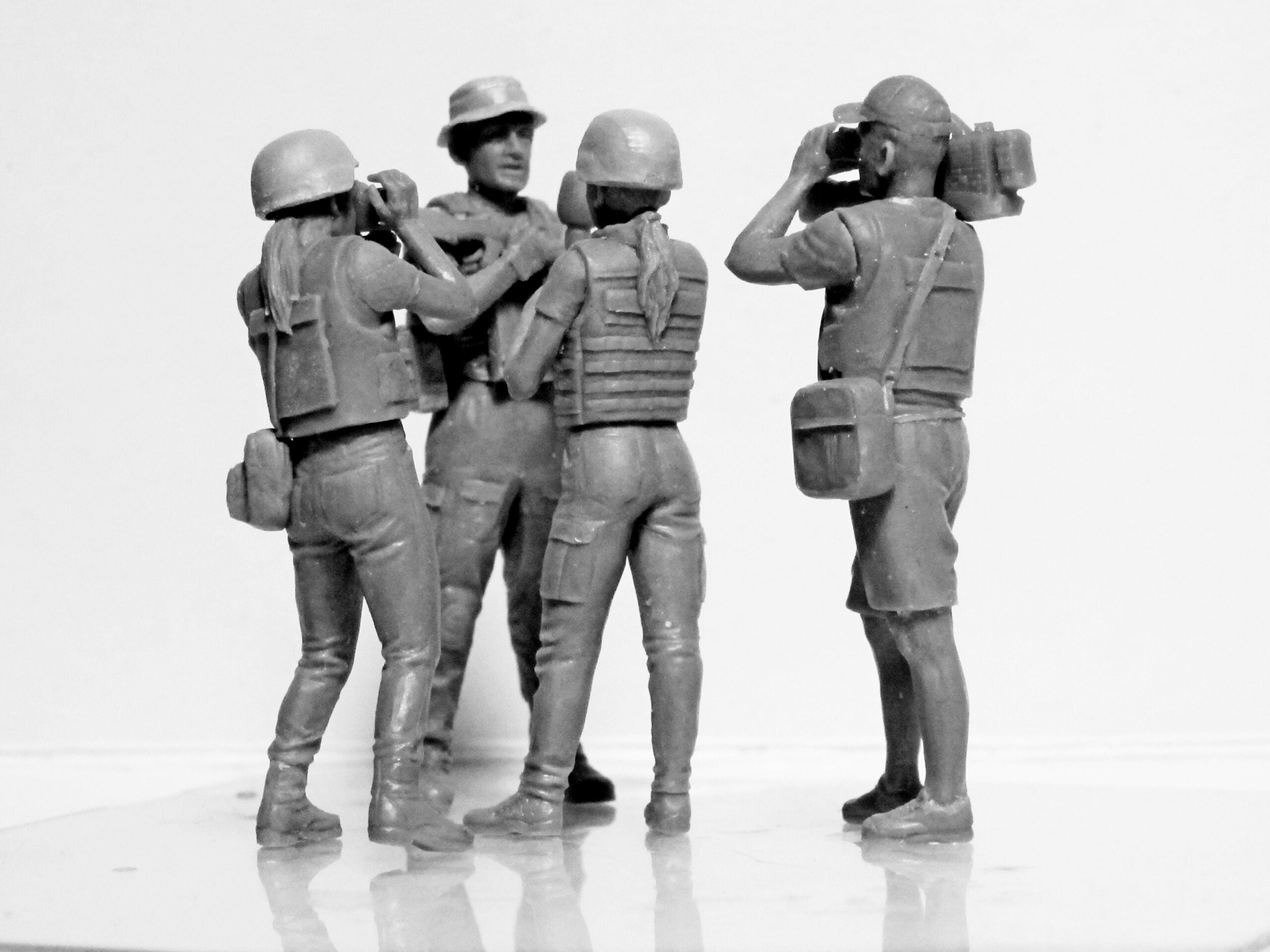ICM 35751 Plastic models figures Scale 1:35 Journalists in War (4 figures)