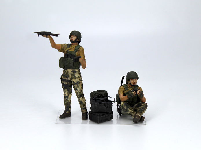 War has no gender-Female servicemen Armed Forces of Ukraine ICM35755 Scale 1:35