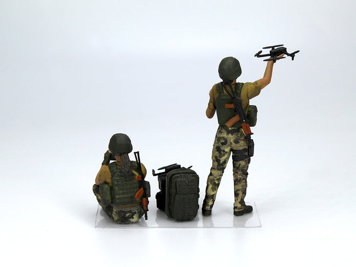 War has no gender-Female servicemen Armed Forces of Ukraine ICM35755 Scale 1:35