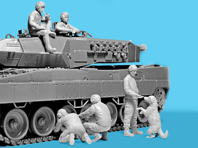 Leopard 2 crew of the Armed Forces of Ukraine Scale Model Kit 1:35 ICM 35757