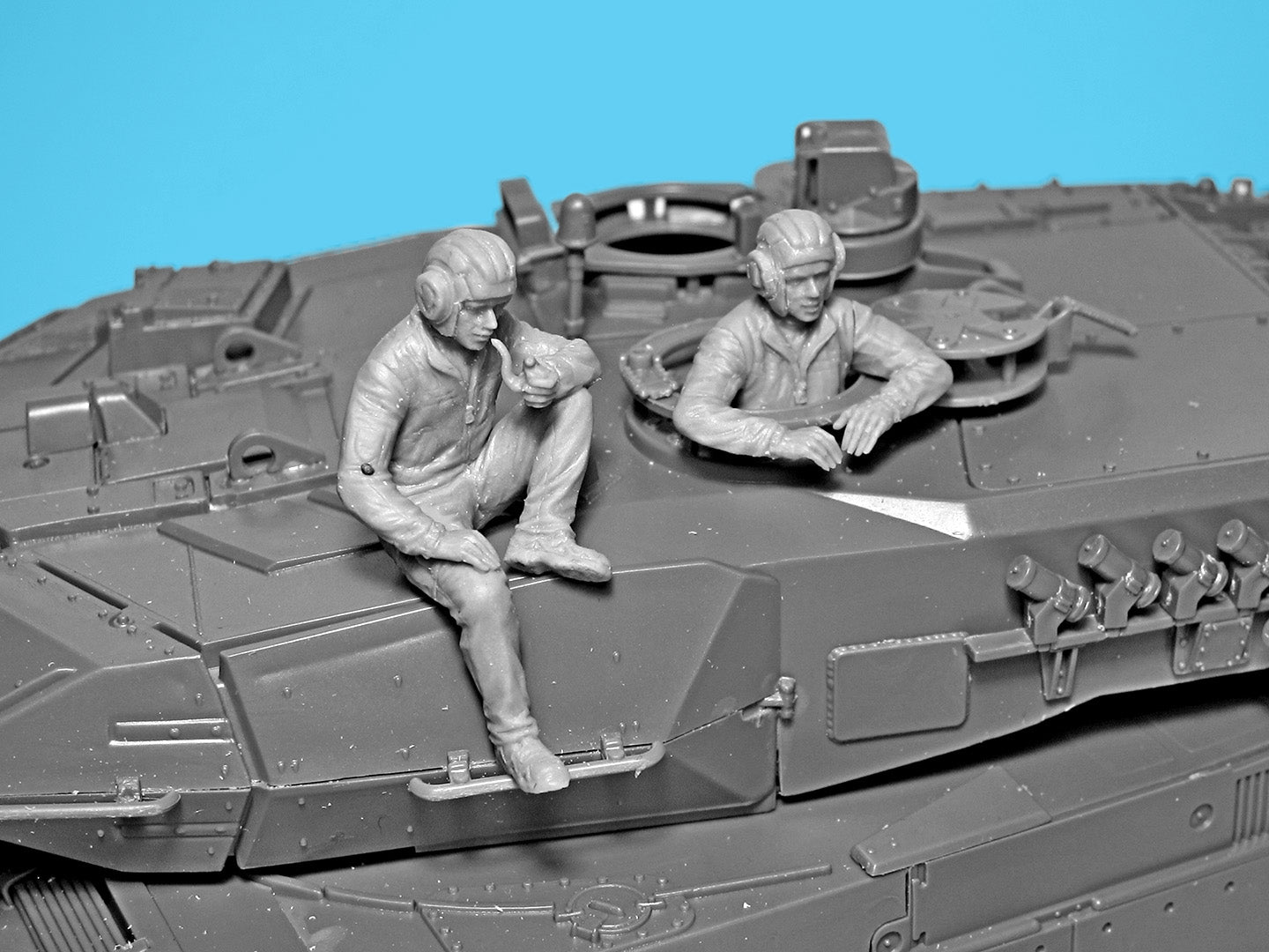 Leopard 2 crew of the Armed Forces of Ukraine Scale Model Kit 1:35 ICM 35757