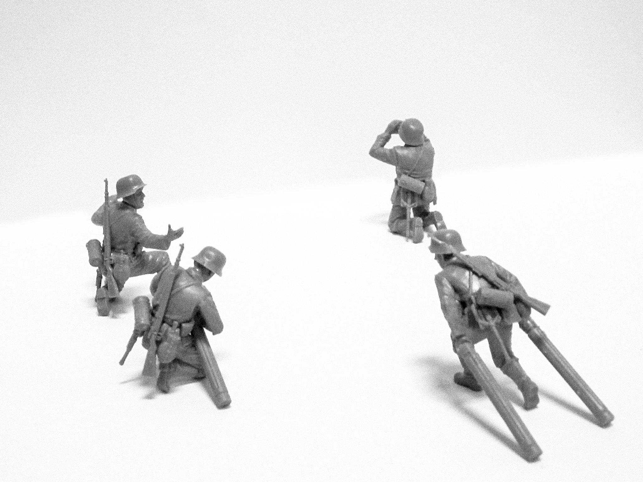 ICM 35801 Plastic model kit Scale 1:35 7,62cm Pak 36r gun with German crew