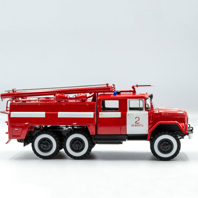 Chernobyl 2. Fire Fighters (AC-40-137A firetruck + 4 figures + diorama base with background) Scale 1/35 ICM 35902