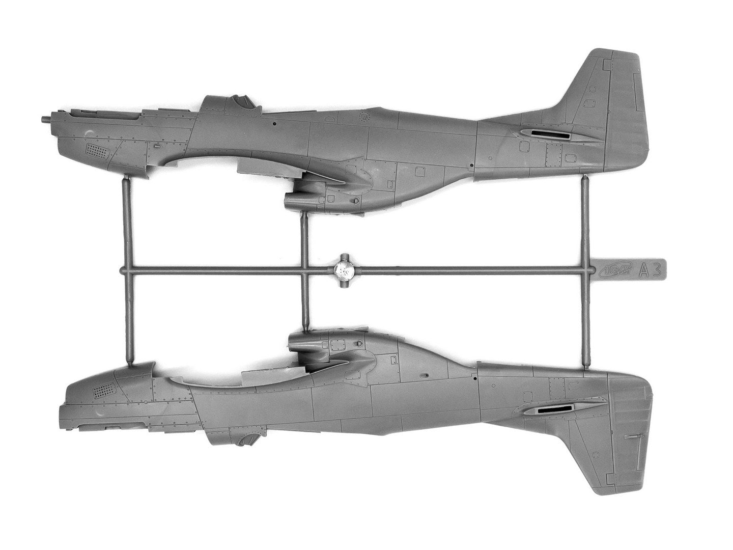 ICM 48153 Plastic model 1:48 Mustang P-51D USAF fighter + US Pilots and technics