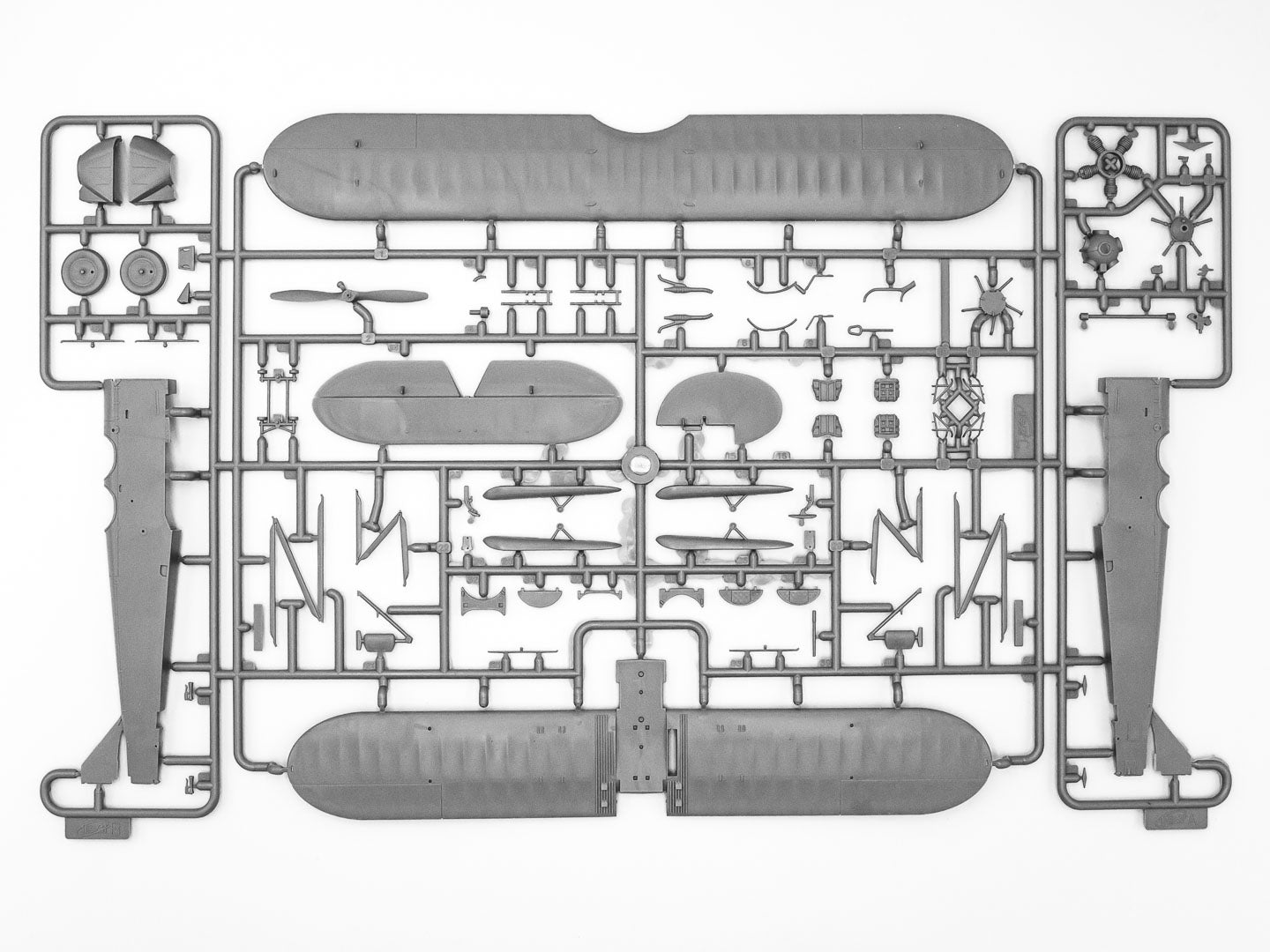 ICM 48254 Plastic model kit 1:48 U-2/Po-2VS with Soviet Pilots & GP (1943-1945)