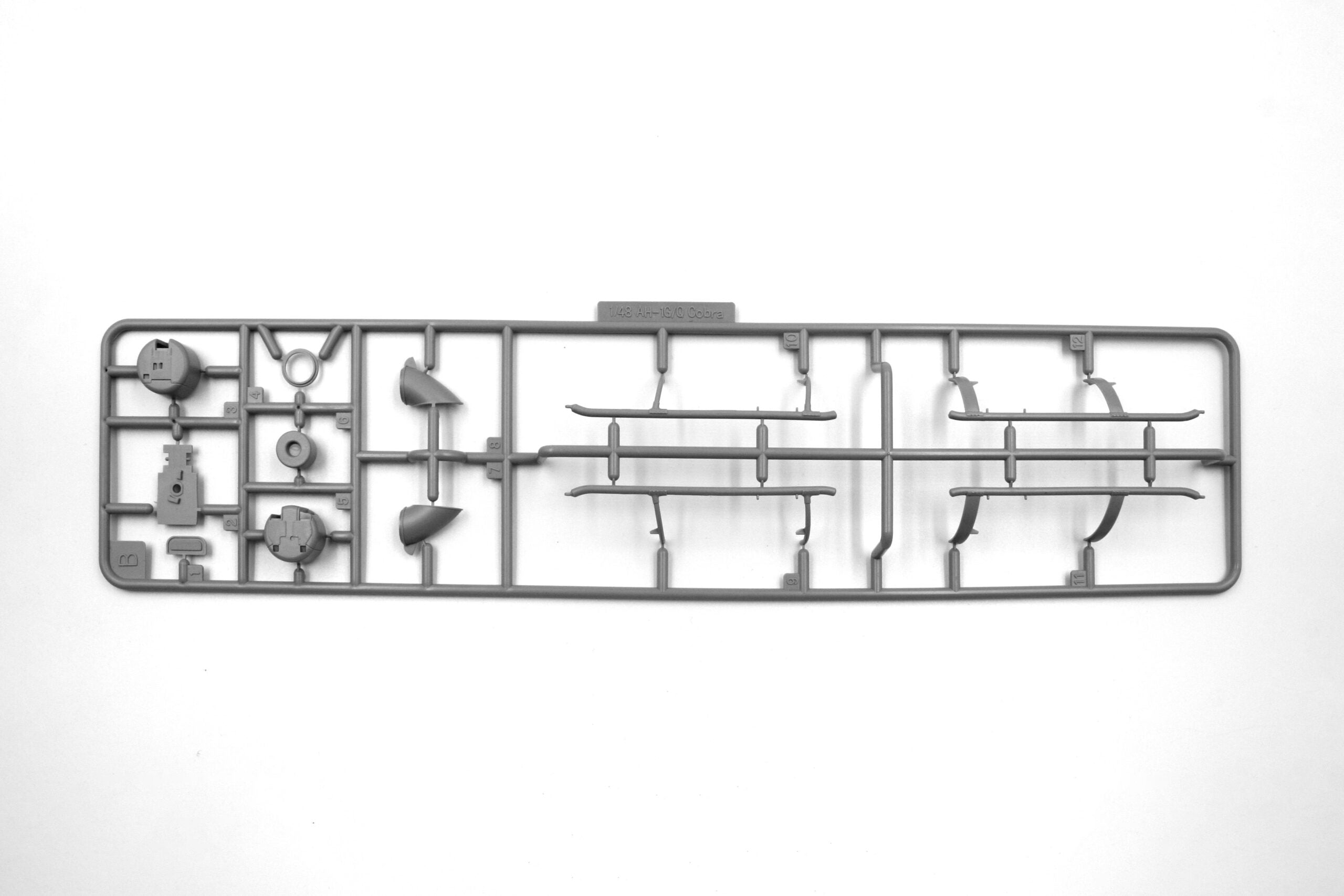 AH-1G Cobra and M8A1 US Landing Mat Scale 1:48 ICM48298 Plastic Model Helicopter Kit