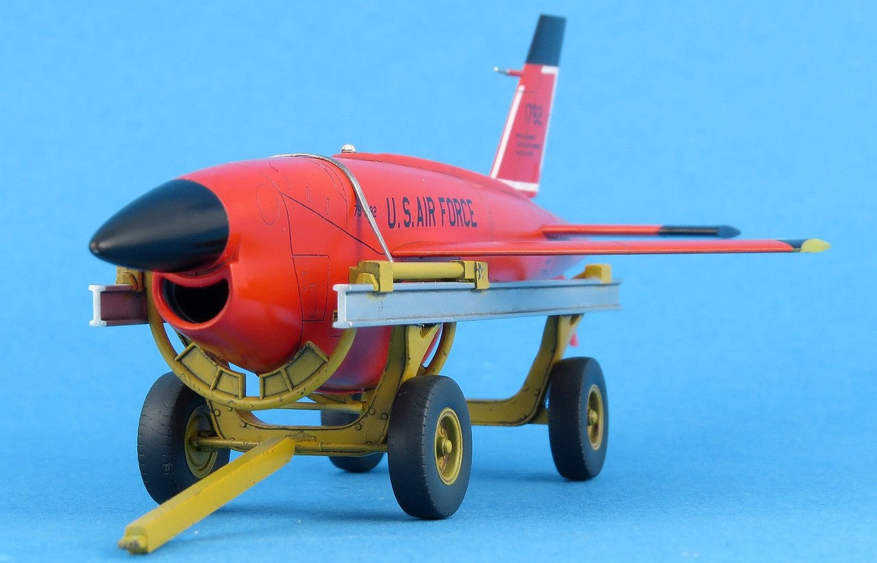ICM 48401 Plastic model kit Scale 1:48 BQM-34A (Q-2C) Firebee with trailer