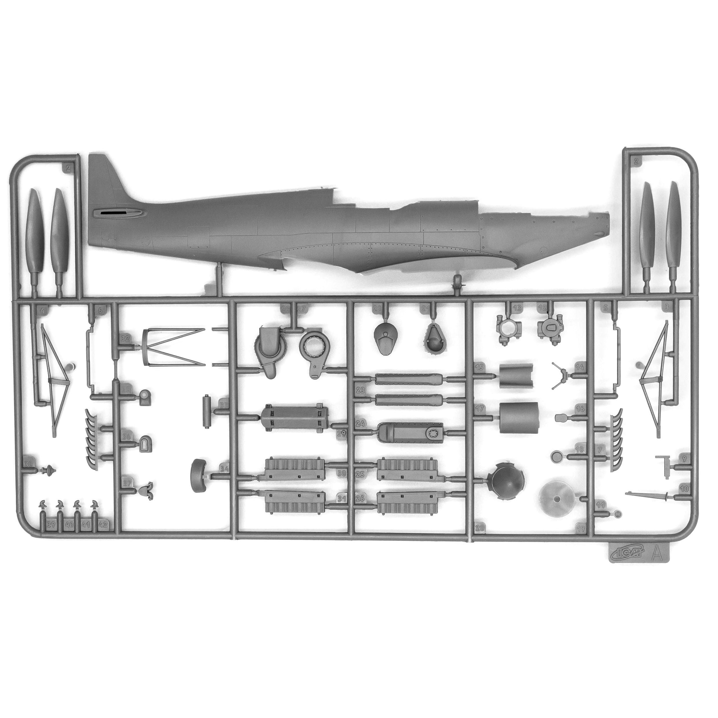 ICM 48801 Scale model kit 1:48 Spitfire Mk.IX with RAF pilots & ground personnel
