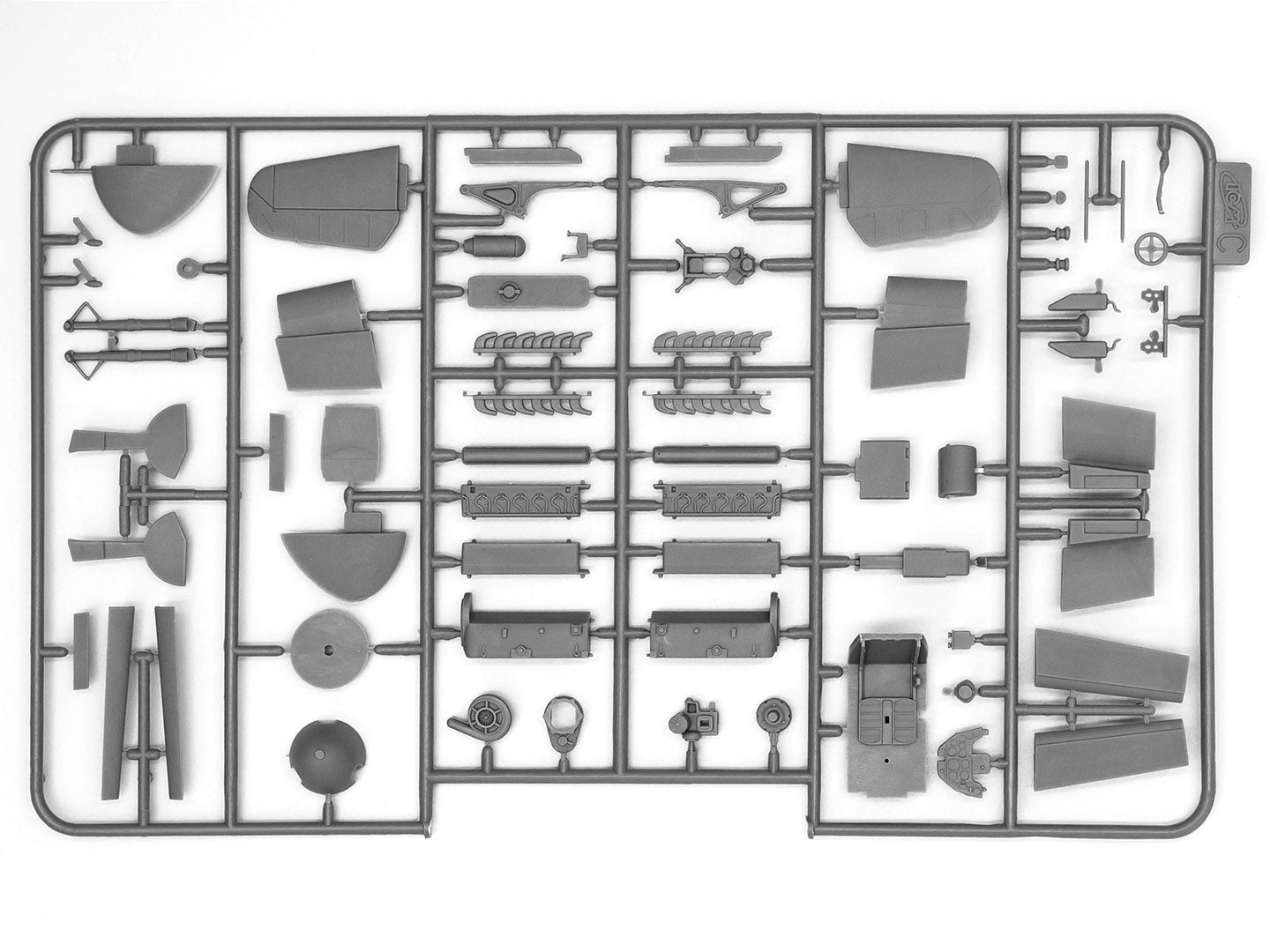 ICM 48803 Plastic model kit 1:48 Bf-109F-2 with German pilots & ground personnel