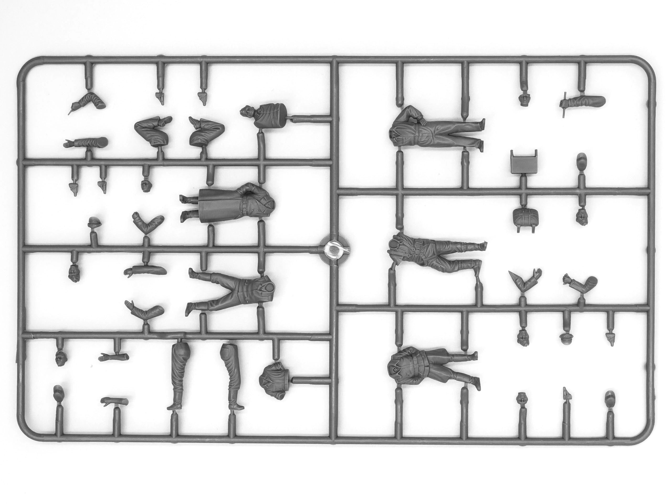 ICM 48803 Plastic model kit 1:48 Bf-109F-2 with German pilots & ground personnel