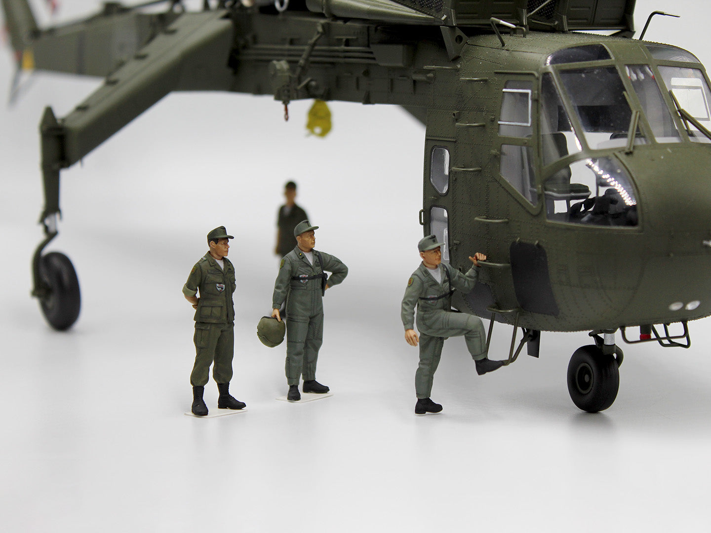 ICM 53101 Scale kit 1:35 US Pilots (1960-1970s) Sikorsky CH-54A Bell AH-1G Cobra