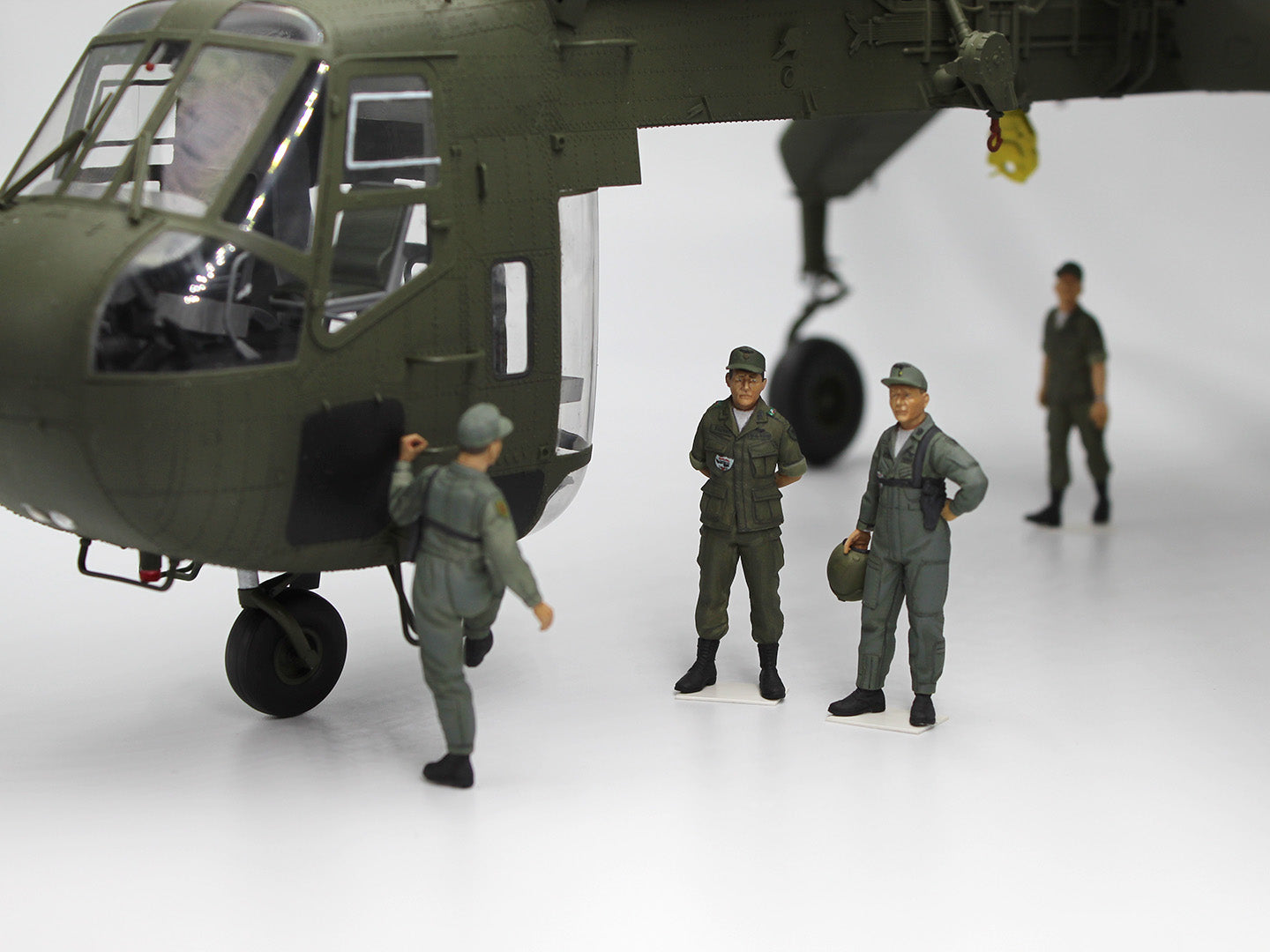 ICM 53101 Scale kit 1:35 US Pilots (1960-1970s) Sikorsky CH-54A Bell AH-1G Cobra