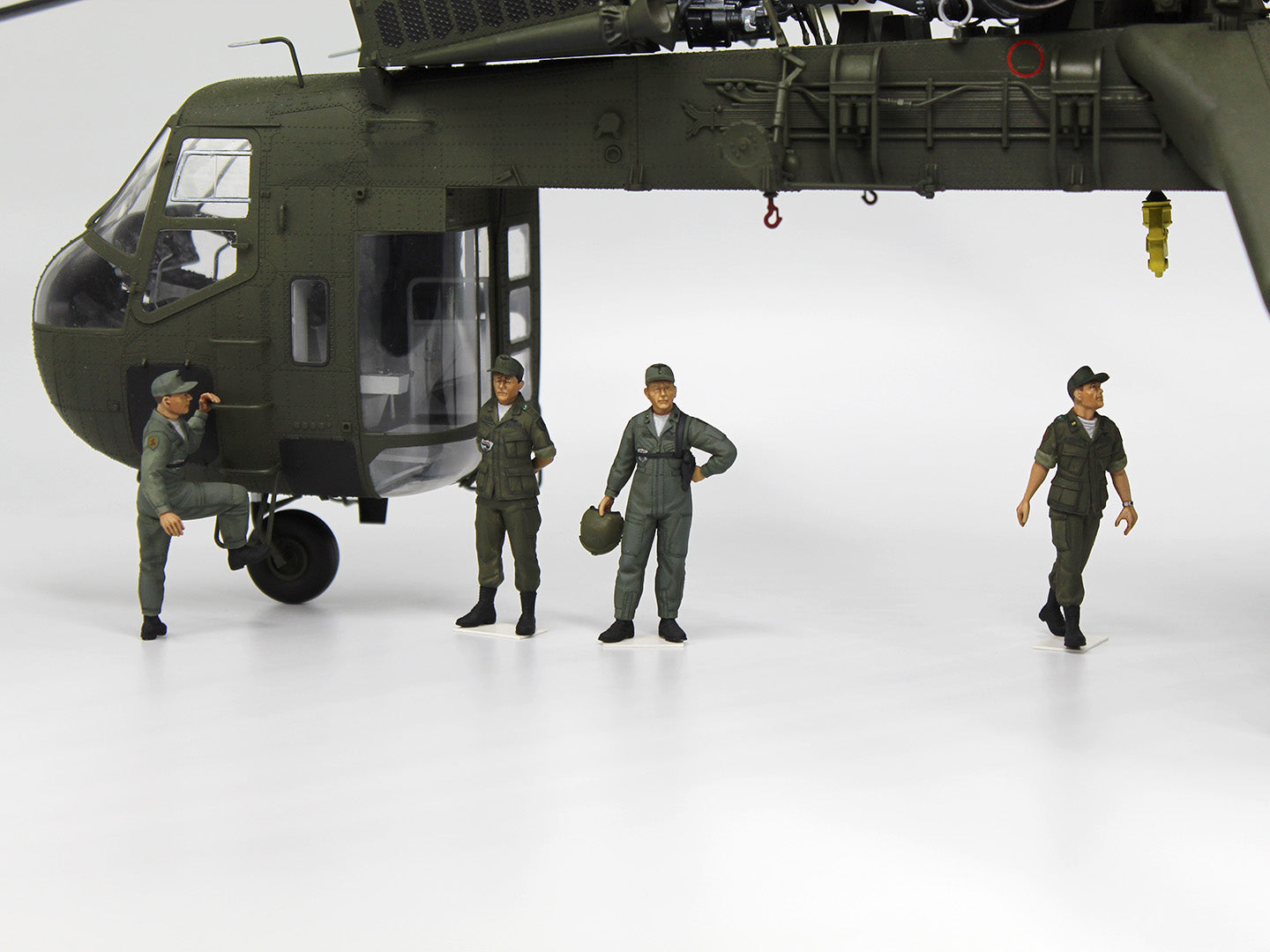 ICM 53101 Scale kit 1:35 US Pilots (1960-1970s) Sikorsky CH-54A Bell AH-1G Cobra