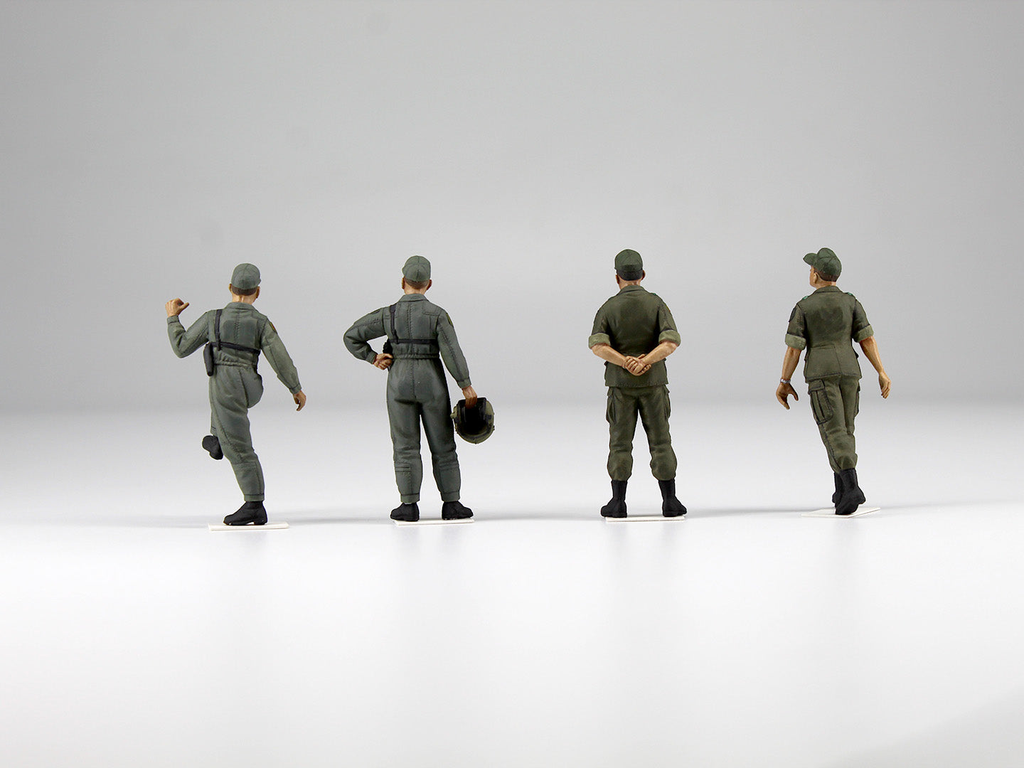 ICM 53101 Scale kit 1:35 US Pilots (1960-1970s) Sikorsky CH-54A Bell AH-1G Cobra