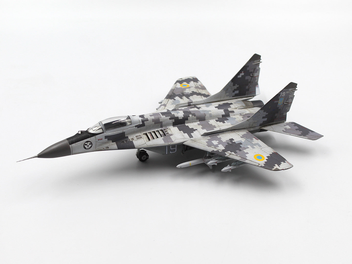 ICM 72143 Scale aicraft 1/72 Radar Hunter MiG-29 “9-13” Ukrainian Fighter HARM