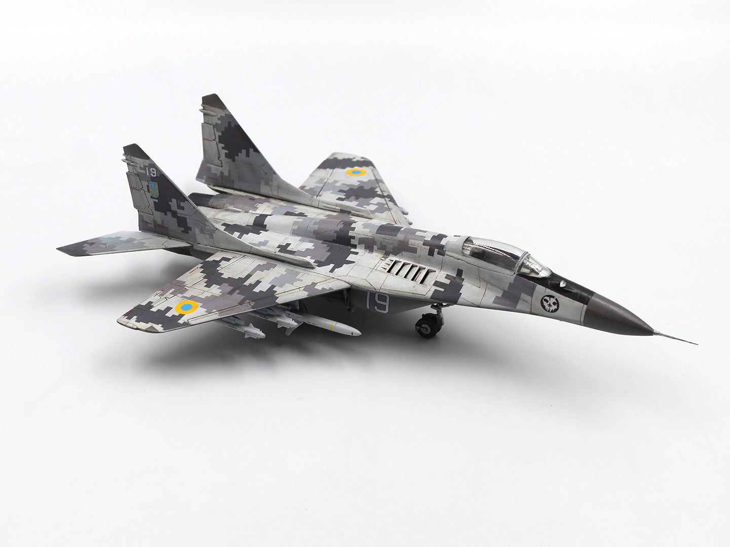 ICM 72143 Scale aicraft 1/72 Radar Hunter MiG-29 “9-13” Ukrainian Fighter HARM