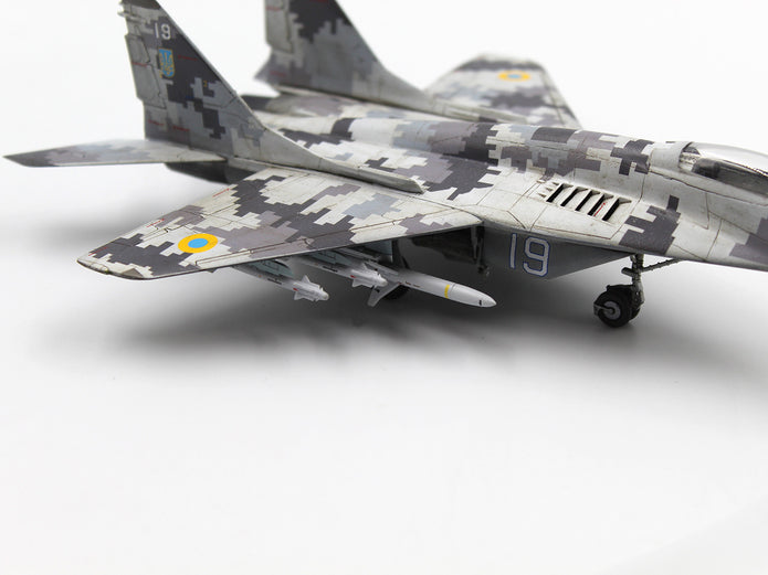 ICM 72143 Scale aicraft 1/72 Radar Hunter MiG-29 “9-13” Ukrainian Fighter HARM