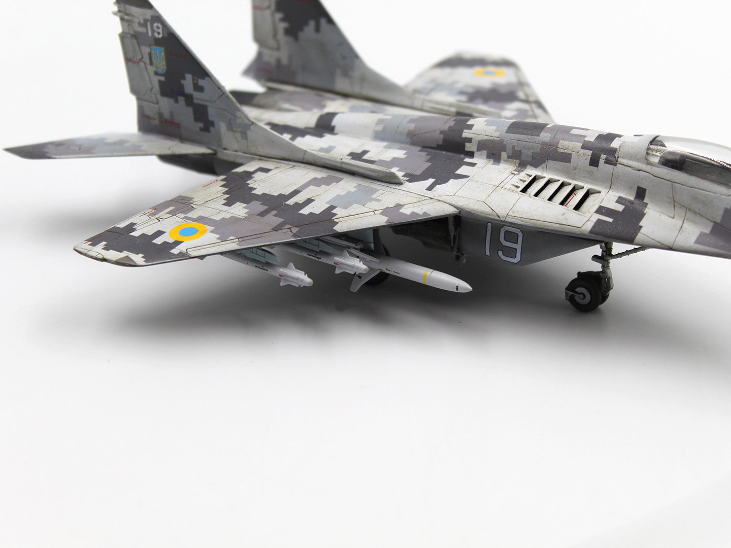 ICM 72143 Scale aicraft 1/72 Radar Hunter MiG-29 “9-13” Ukrainian Fighter HARM