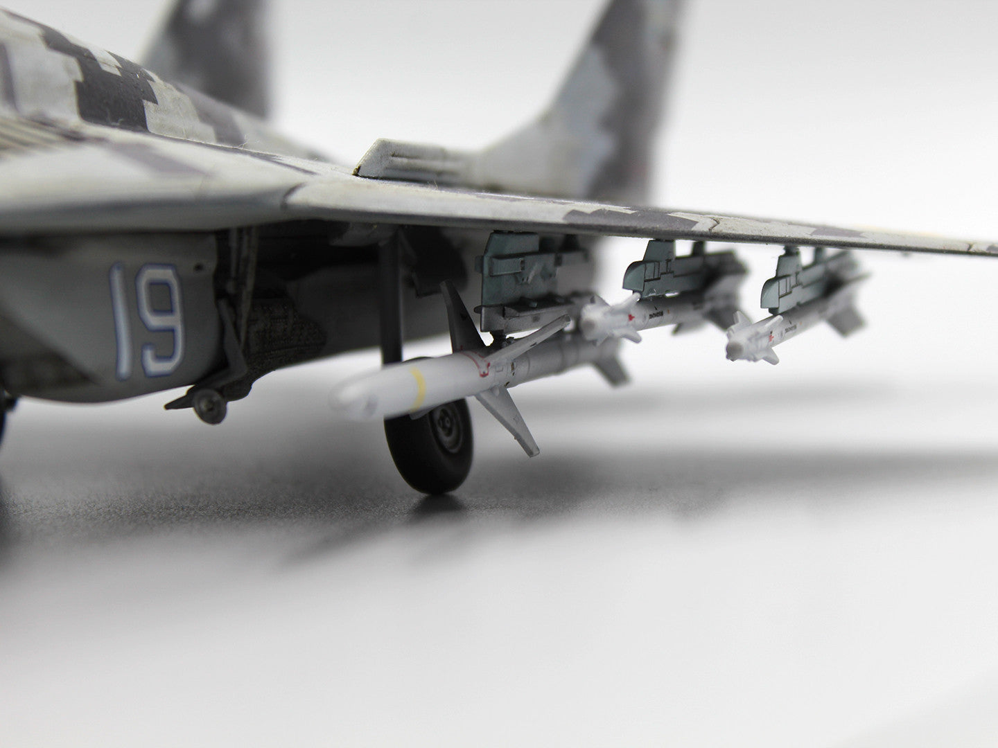 ICM 72143 Scale aicraft 1/72 Radar Hunter MiG-29 “9-13” Ukrainian Fighter HARM