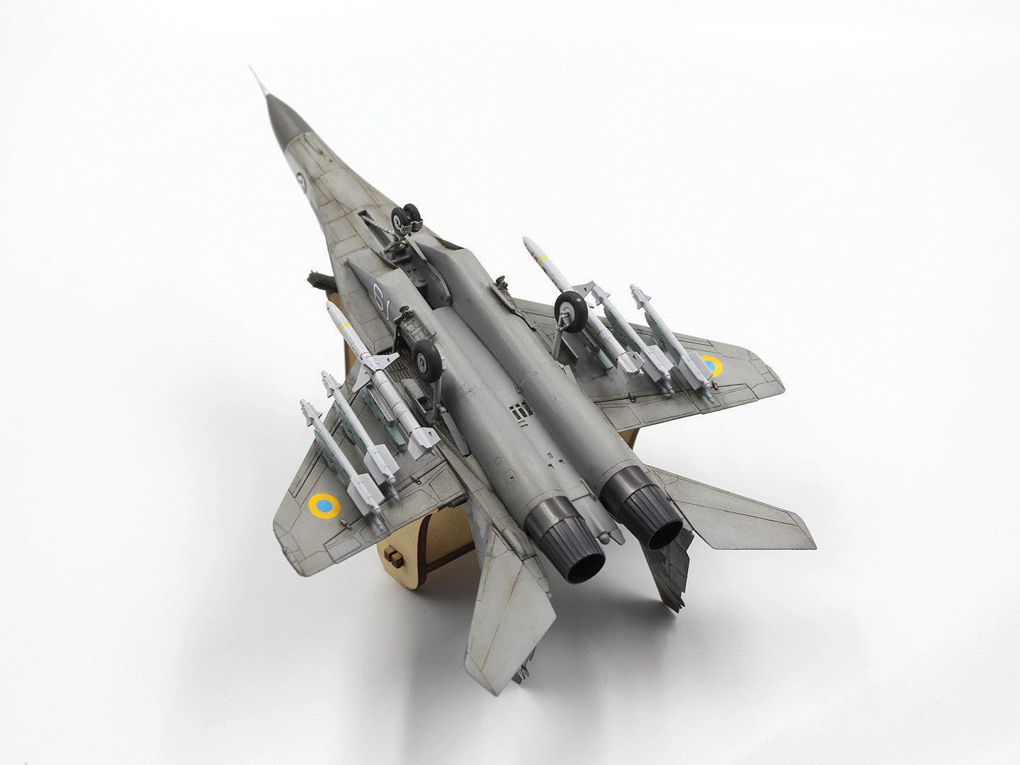 ICM 72143 Scale aicraft 1/72 Radar Hunter MiG-29 “9-13” Ukrainian Fighter HARM