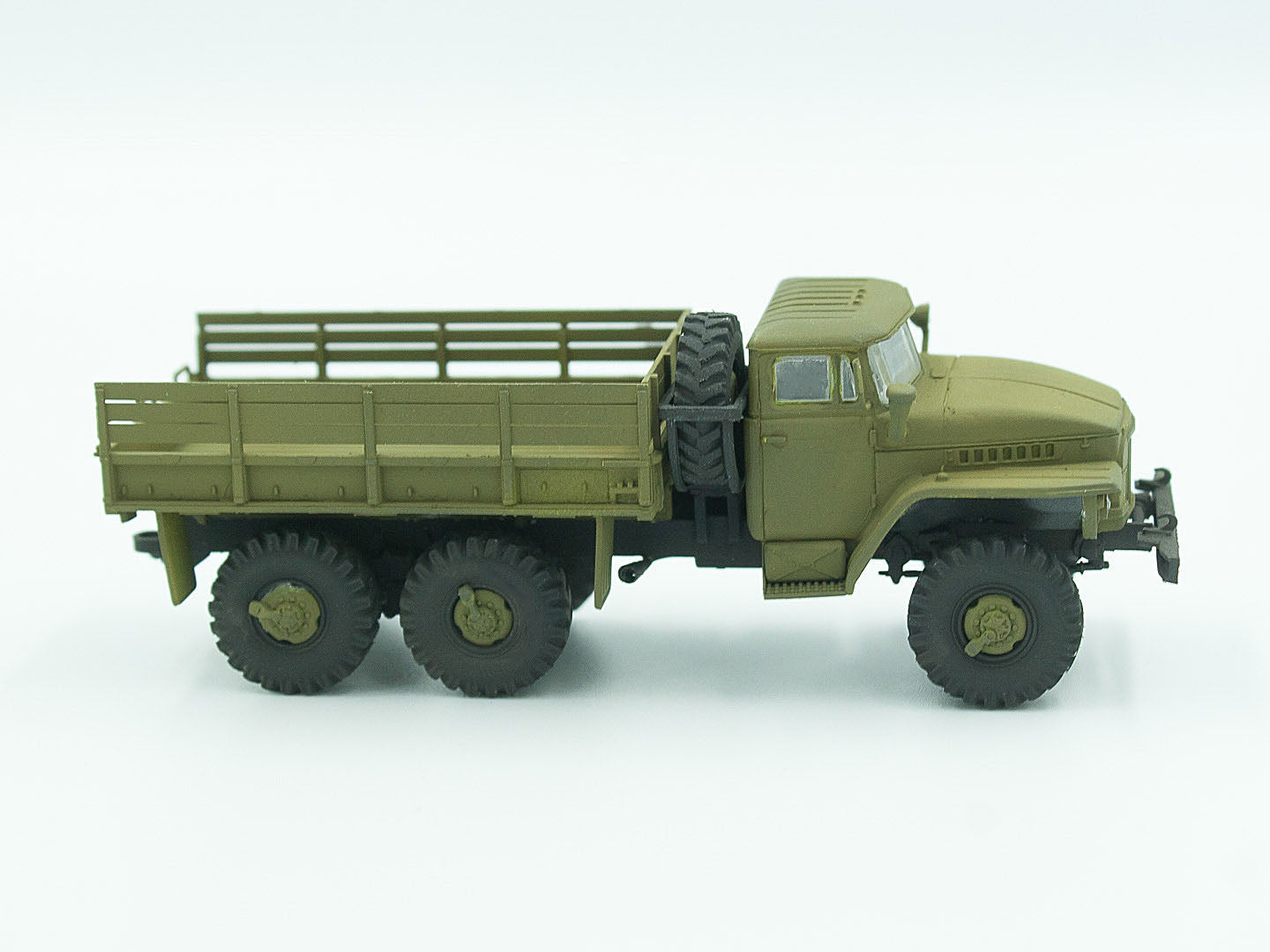 ICM 72711 Plastic model car kit Scale 1:72 Ural-375D Soviet Army cargo truck