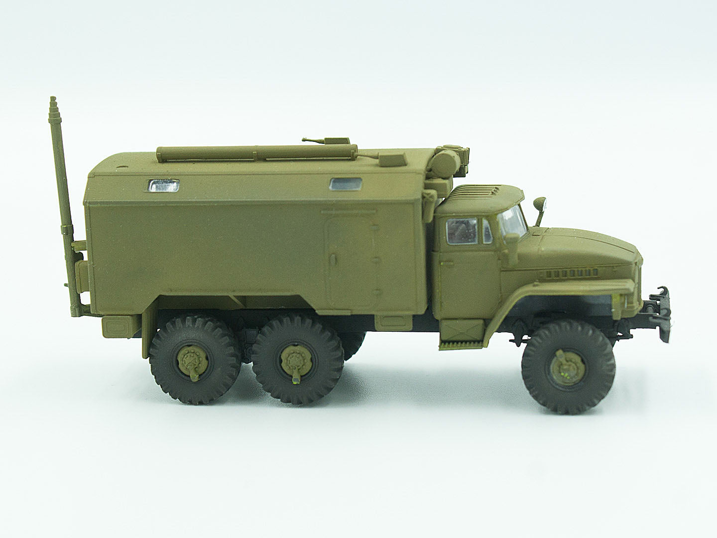 ICM 72712 Plastic model kit car Scale 1:72 Ural-375D Soviet Army command truck