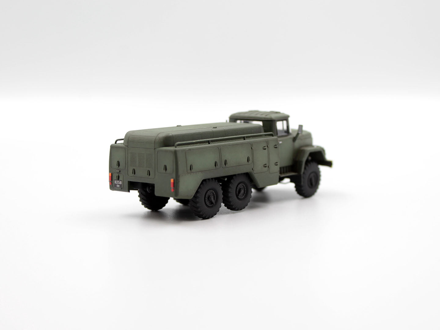 ICM 72815 Plastic model kit Scale 1:72 Aerodrome mobile electric unit APA-50M (ZiL-131)