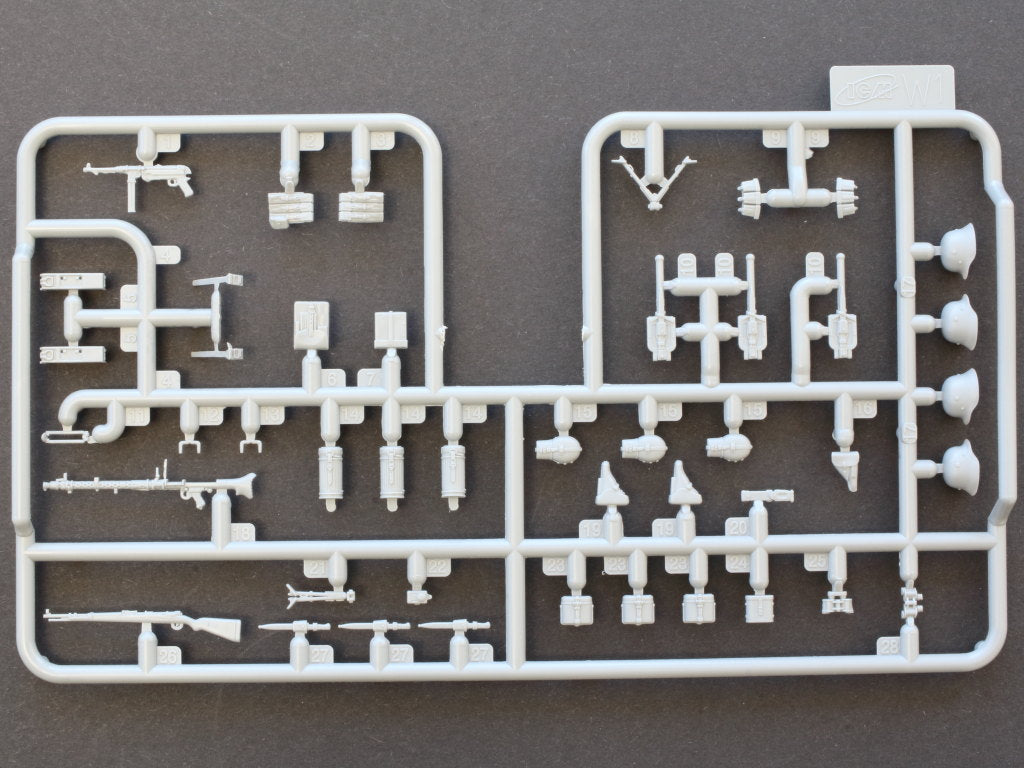 ICM DS3502 Plastic model kit Scale 1:35 Army Group 
