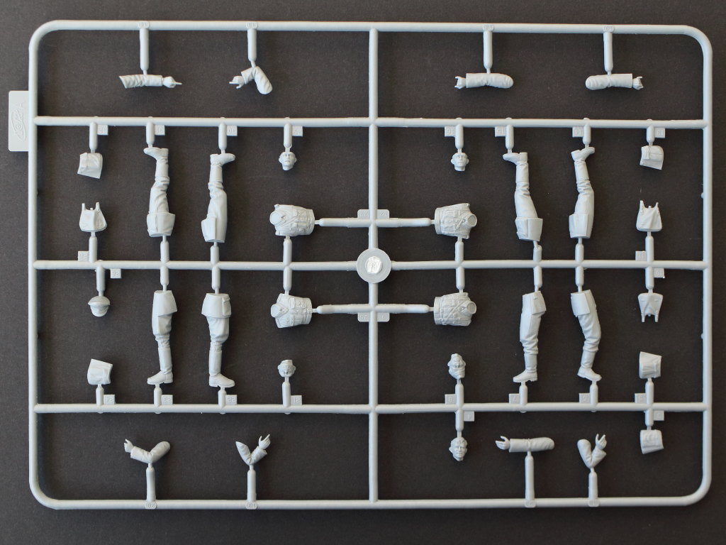 ICM DS3502 Plastic model kit Scale 1:35 Army Group 