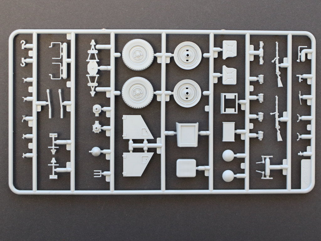 ICM DS3502 Plastic model kit Scale 1:35 Army Group 