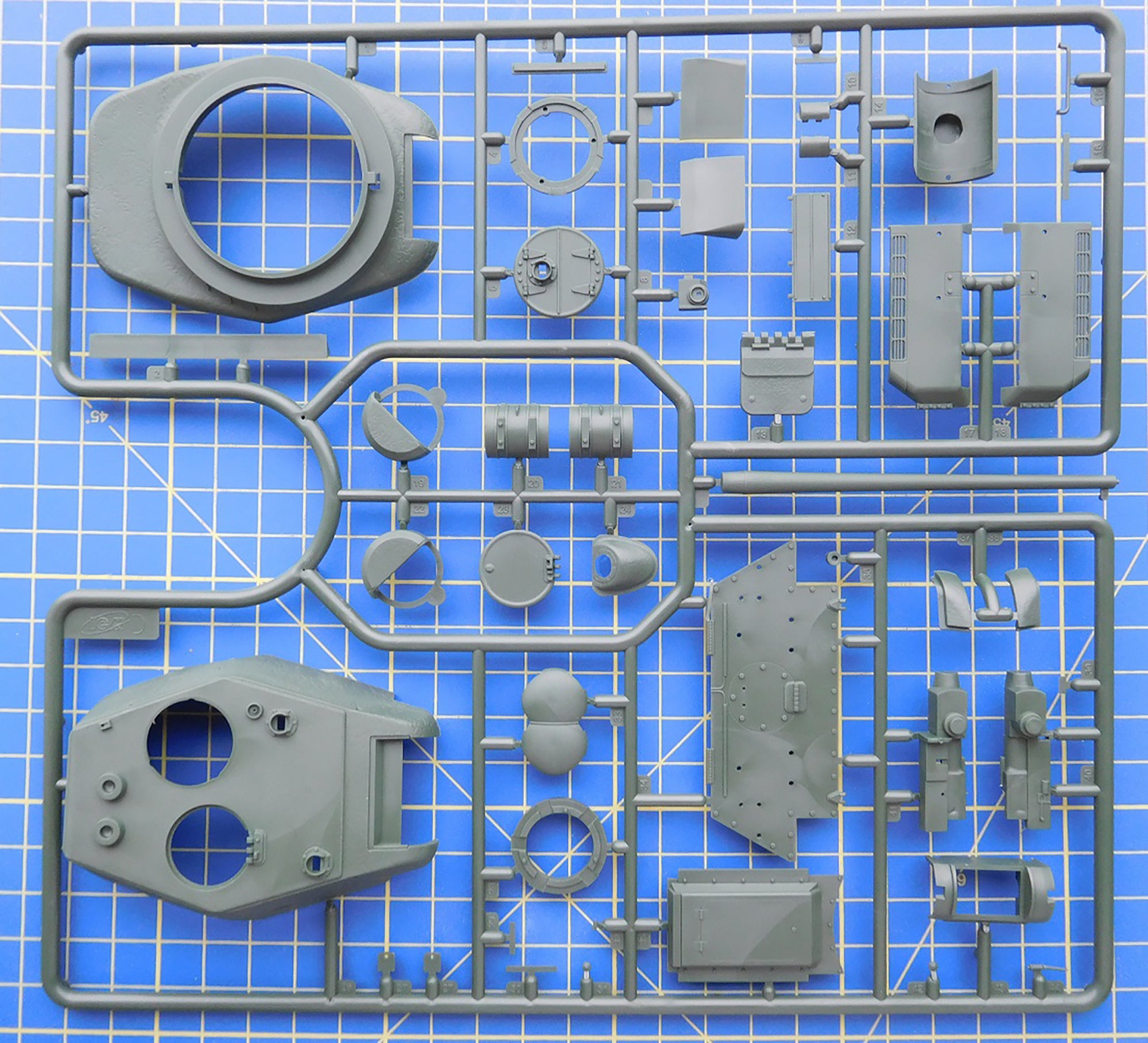 ICM DS3506 model kit 1:35 Battle of Berlin April 1945 T-34-85, King Tiger 2inbox