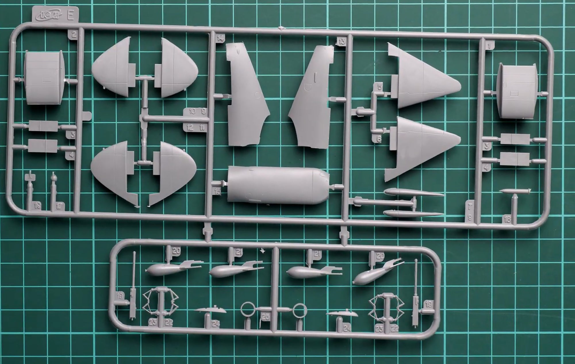 ICM DS4802 Plastic model aircraft kit  + figures Scale 1:48 WWII RAF Airfield